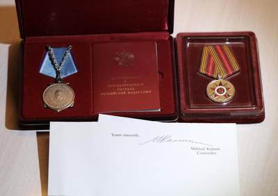 大猫徽章拍卖 第287期 - 俄联邦外绶乌沙科夫奖章，因参与北极航线护航授予英国皇家海军水兵，得主曾在君权号战列舰等战舰服役，证书普京印签