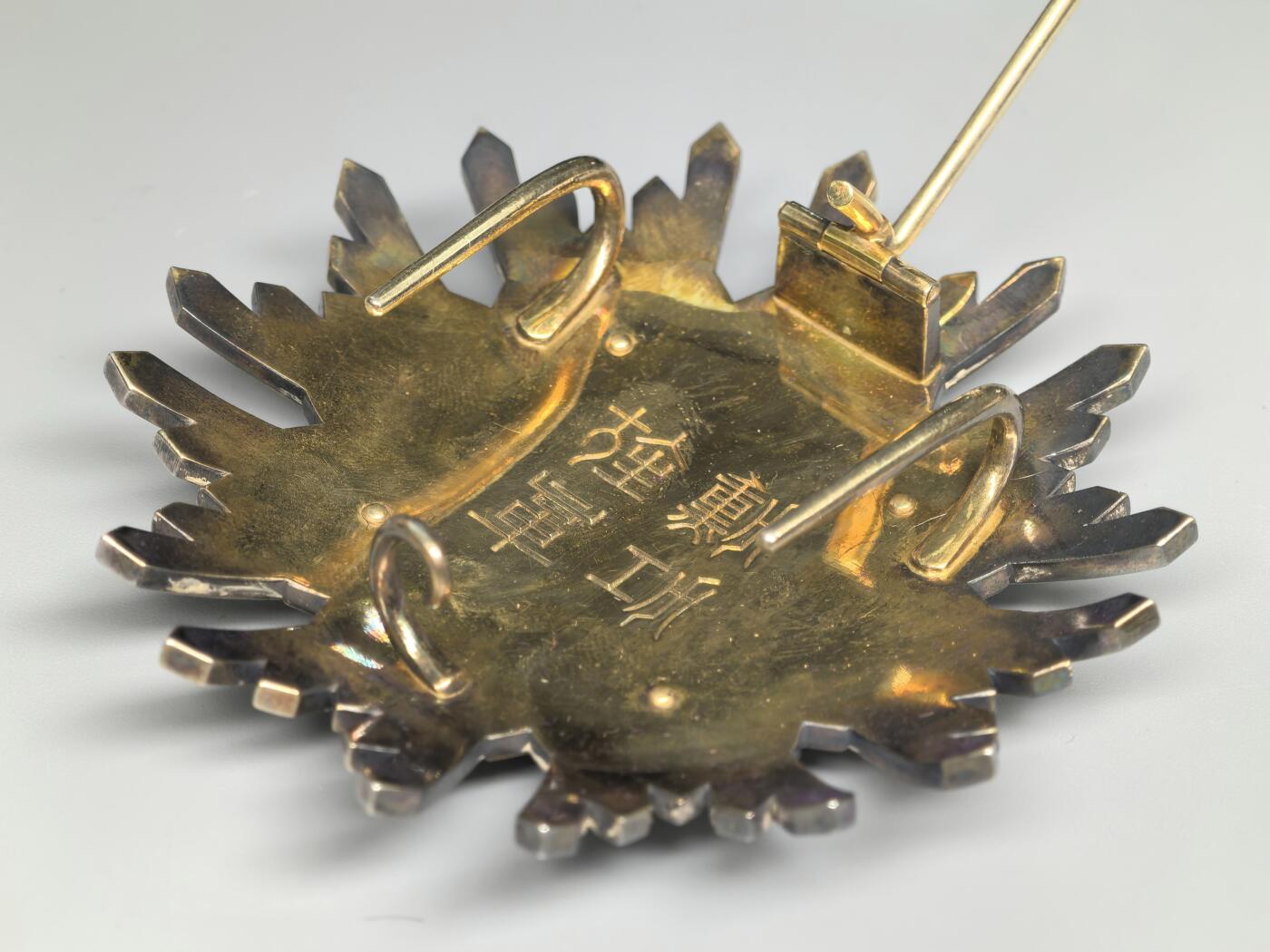 小驴勋章奖章收藏1月24日周六晚六点拍卖（珍爱和平，收藏战争，铭记历史，勿忘国耻，忠党爱国。有偿代拍，送拍规则在简介最后，参拍须阅读规则后再参拍，关系到运费包装发货时效真假辨别等关键信息，拍卖时不再发原图，看大图店主微信码在拍卖店铺介绍里）