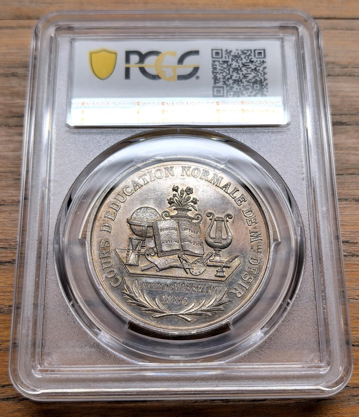 凡希社世界钱币微拍第三百十九期 1886法国“德西夫人师范教育课程”银质奖章PCGS-SP62，这枚纪念章是为表彰“德西夫人师范教育课程（Cours D'Education Normale De Mme Desir）”的学员而颁发的，获得者是玛蒂尔德·马瑟洛。这类纪念章是当时法国师范教育体系的重要见证，兼具荣誉表彰与纪念意义。