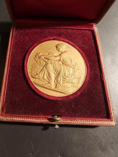 老王徽章第179期 - 法国1923年里昂丝绸业雇员联合会镀金大银章    原盒    800银镀金    工业女神    直径50mm     重量61.3g