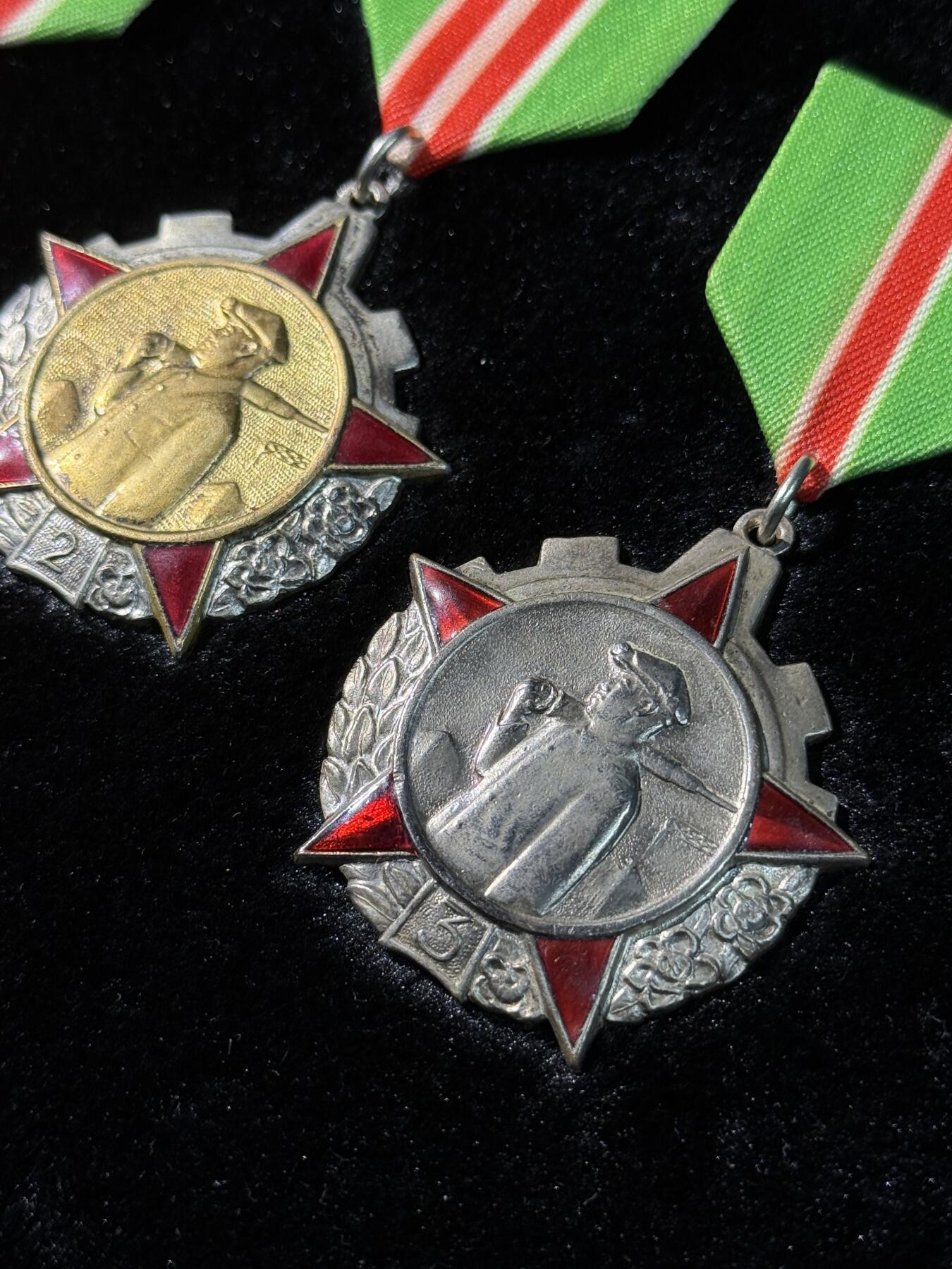 戎马世界章牌大赏第110期 朝鲜一二三级煤炭服务勋章，挂布后配，三级一角珐琅有补