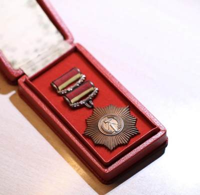 大猫徽章拍卖 第287期 - 东德铜级祖国功勋勋章 第一版提手环