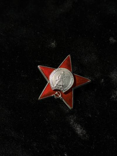 戎马世界章牌大赏第110期 - 复刻红星勋章