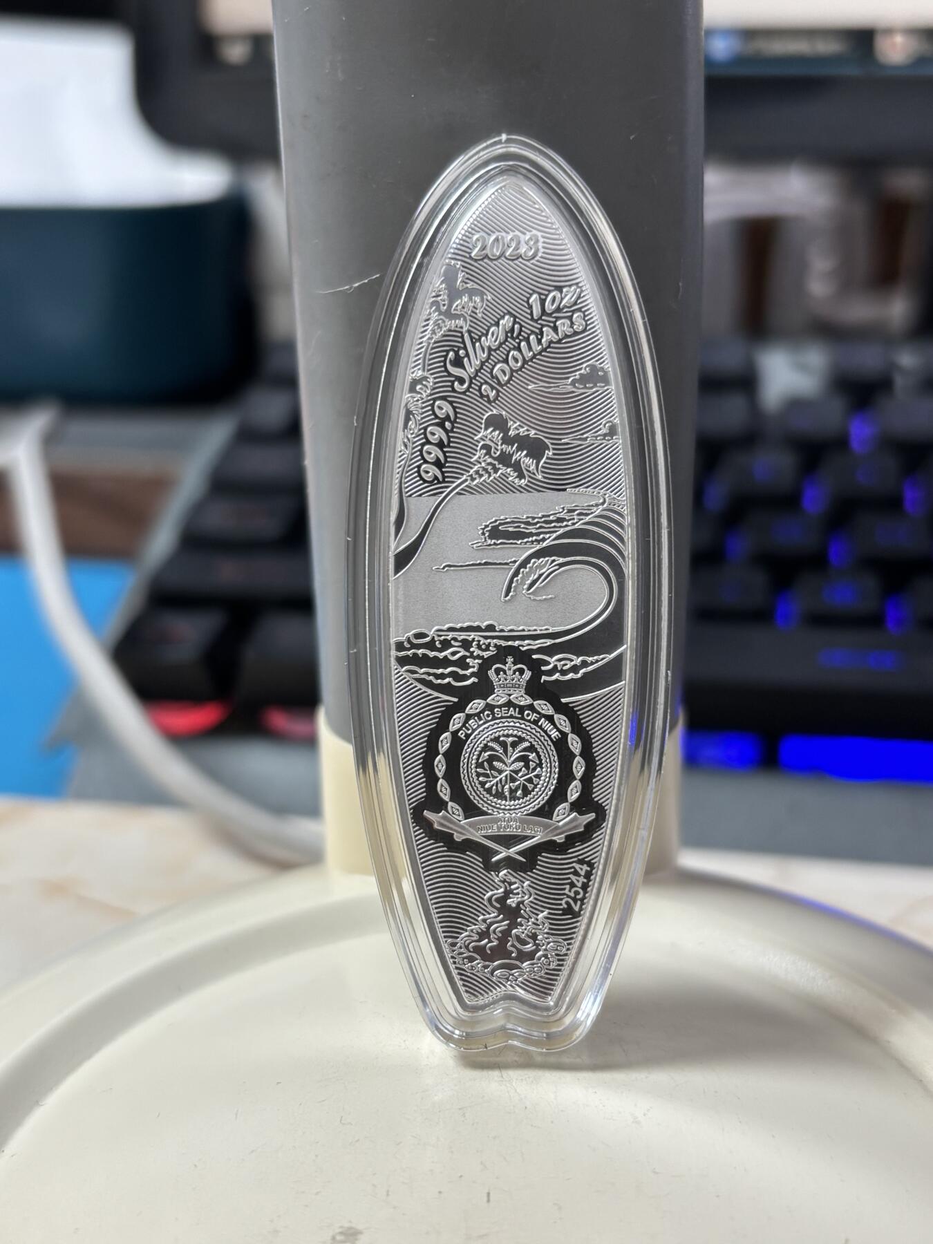 第189期拍卖 纽埃2023年冲浪板1盎司异形彩色纪念银币，999银，发行3000枚