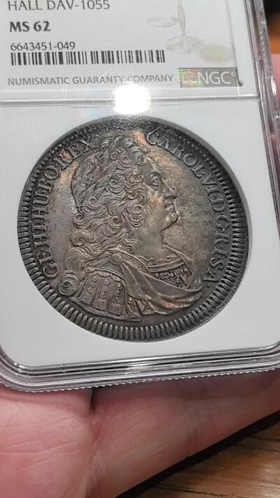 凡希社世界钱币微拍第三百十九期 荐！1737神罗卡尔六世军装像泰勒大银NGC-MS62，细节优异，长马齿粒粒分明，灰彩中透出铁锈红光泽，使这枚后期哈勒厂泰勒更增一份迷人风采。（视频参考）