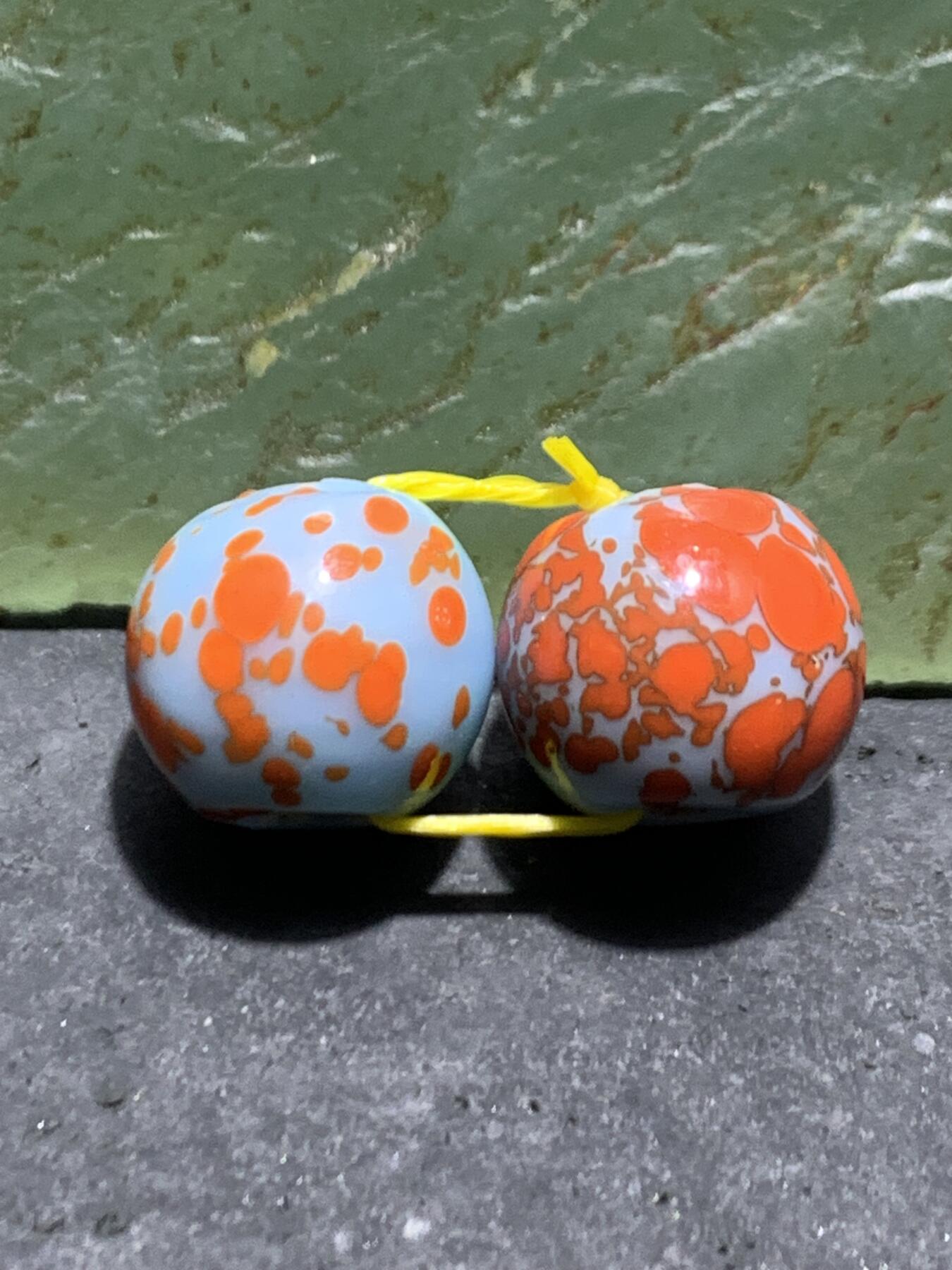 建国前后库存天蓝色蘸花工艺琉璃苹果珠一对，