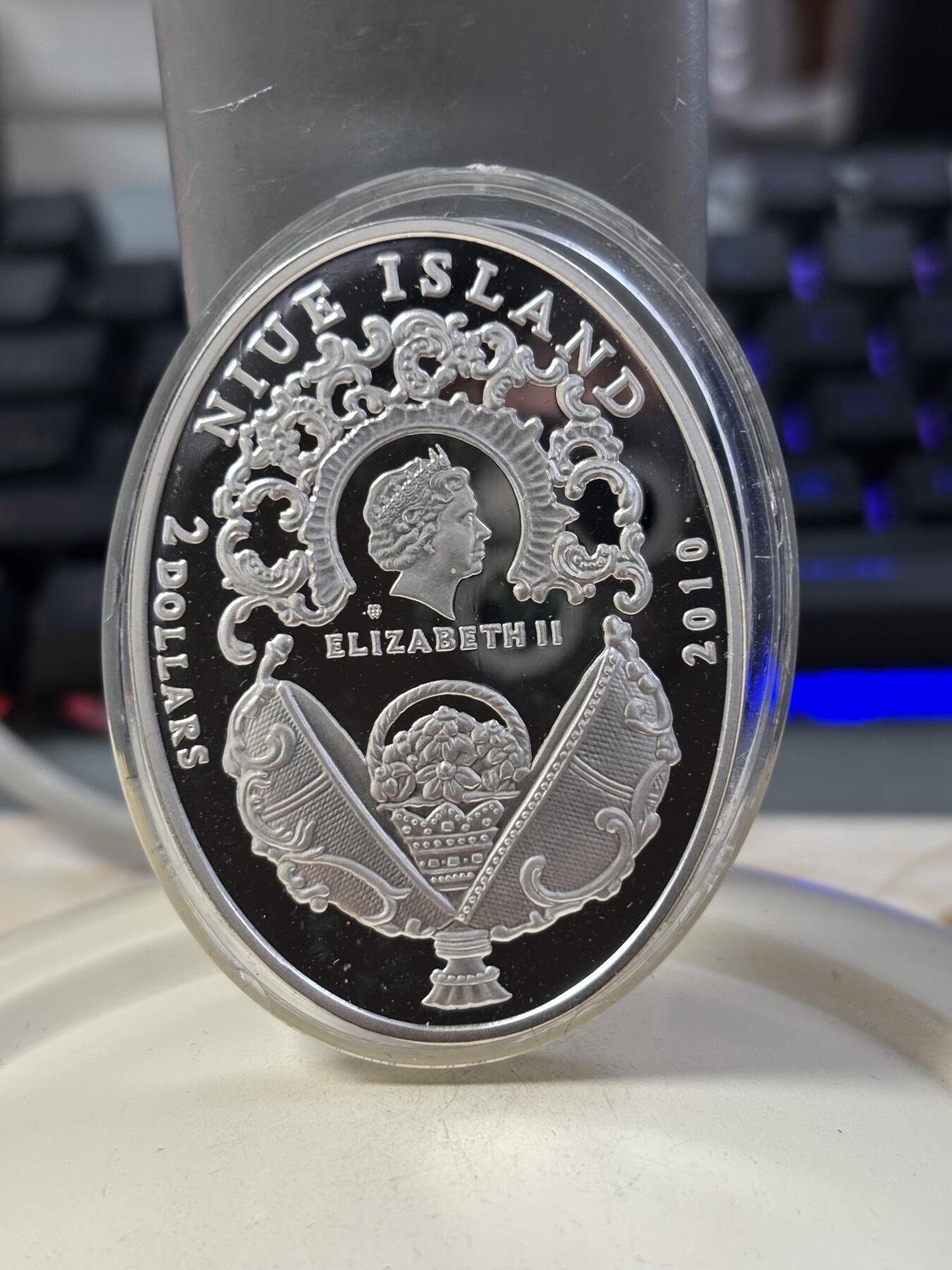 第189期拍卖 纽埃2010年俄罗斯皇家彩蛋加冕镶嵌水晶椭圆56.56克银币，925银，发行5000枚，塑料盒有瑕疵