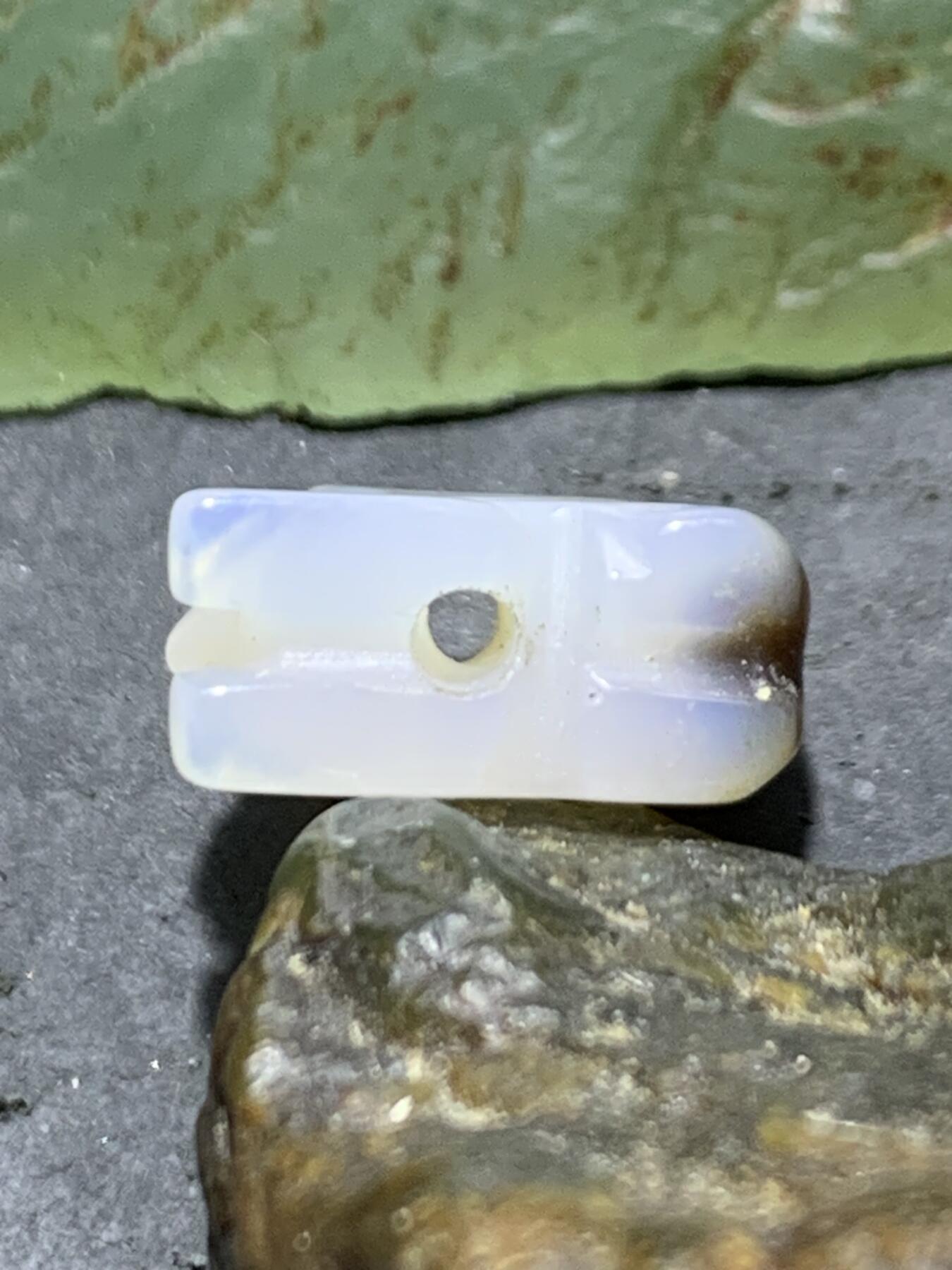 精美海洋玉髓手工雕刻灵鼠吊坠一颗