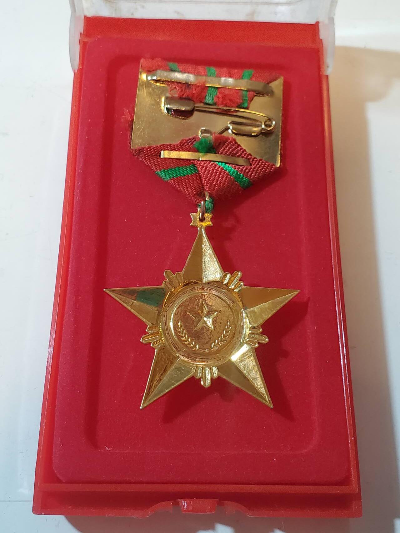 韵星假日拍卖第三十八期 -- Rimey Holidays Auction 38 越南社会主义共和国一级光荣战士奖章 06版本 铜镀金 带原盒 