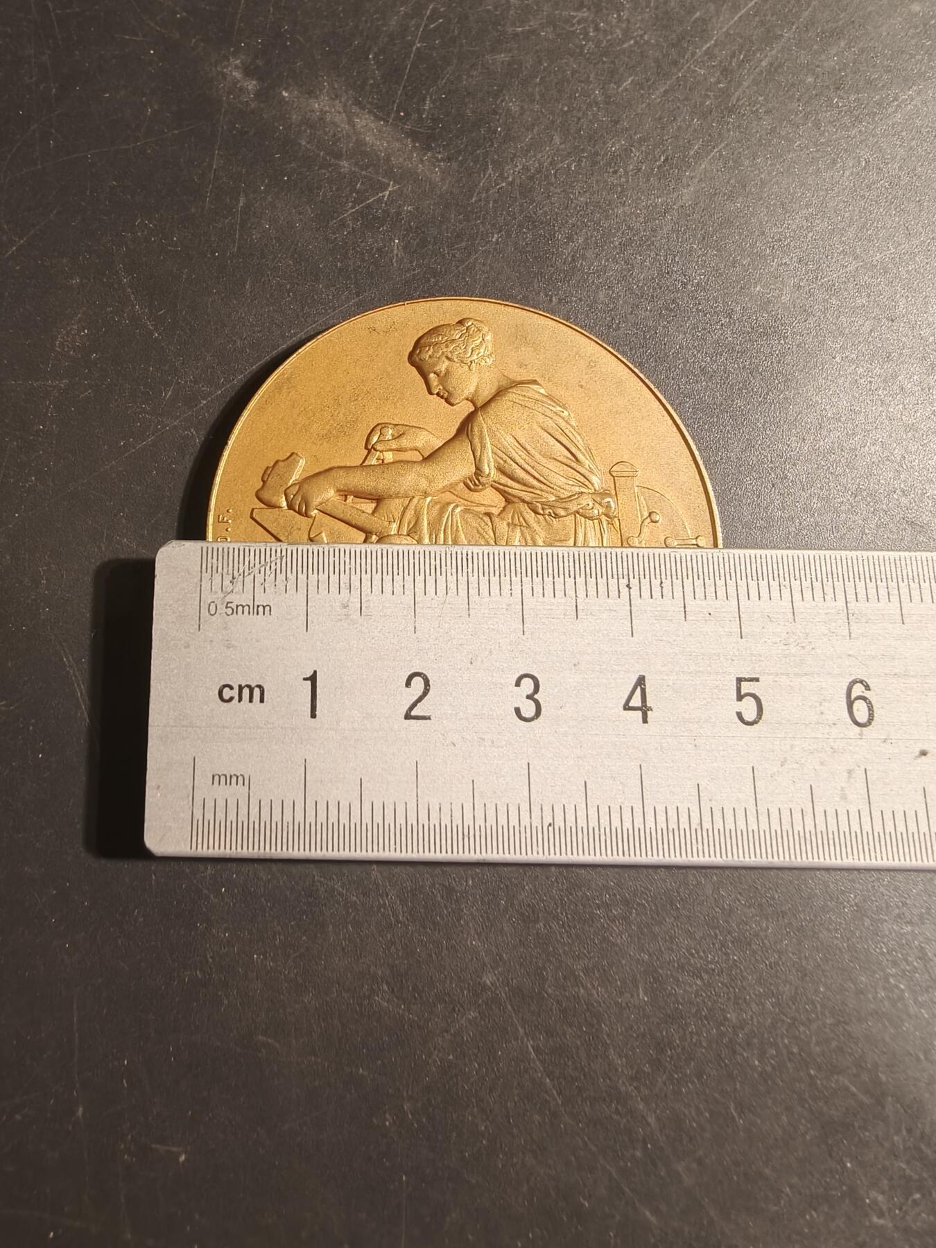 老王徽章第179期 法国1923年里昂丝绸业雇员联合会镀金大银章    原盒    800银镀金    工业女神    直径50mm     重量61.3g