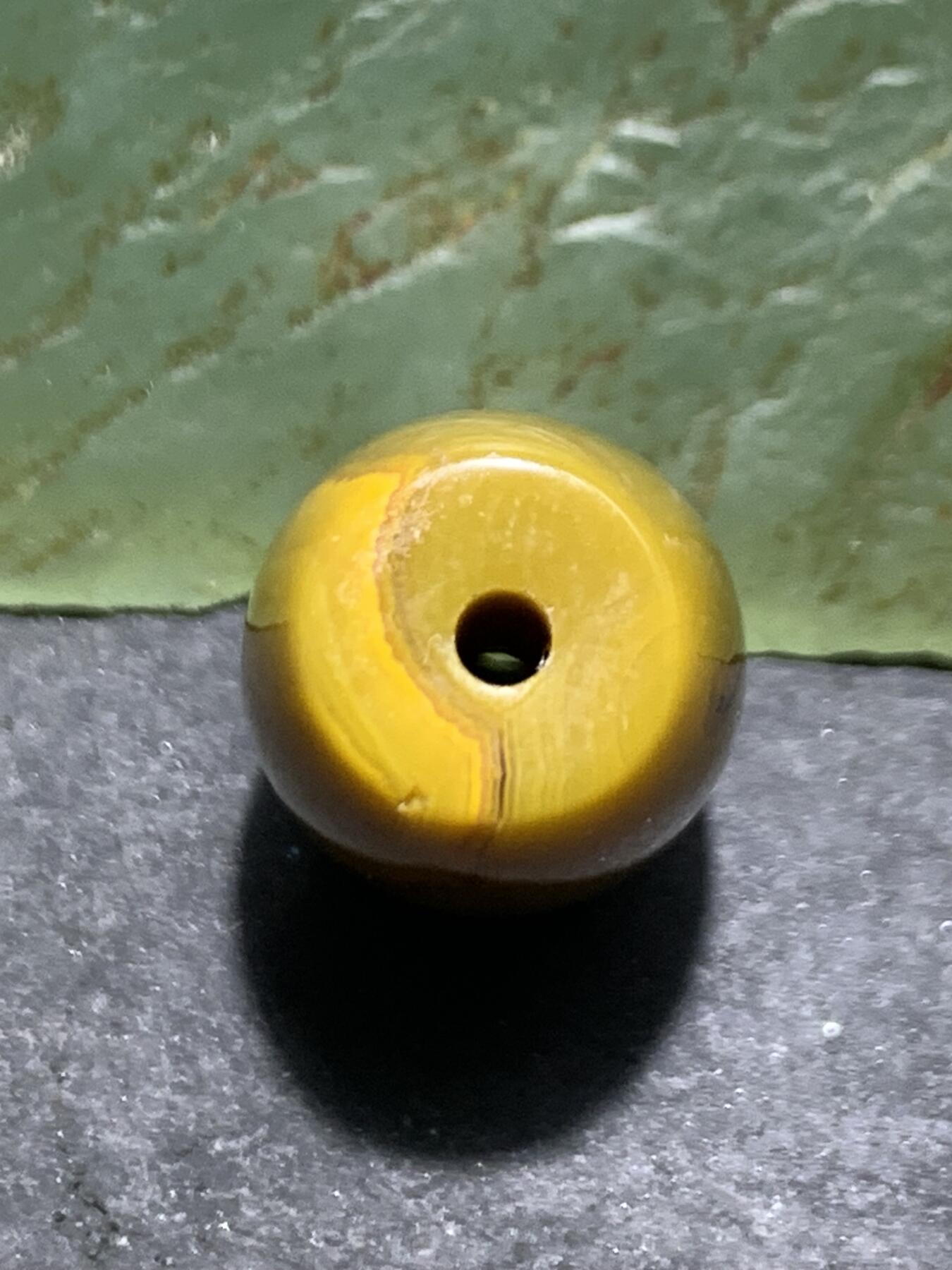 精美鸡油黄拉丝料战国红玛瑙桶珠一颗