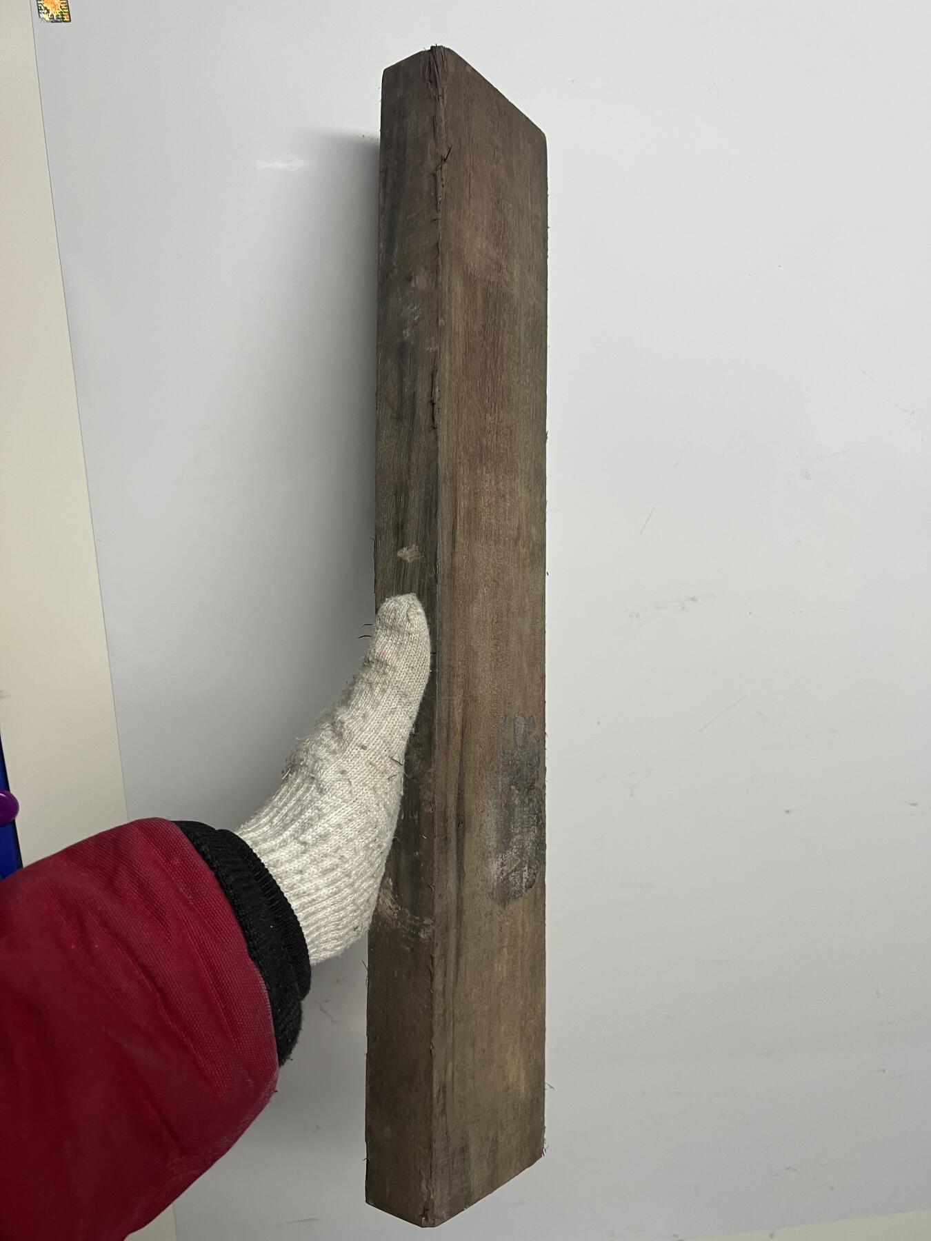 零元拍：NO.88-2 乌木金丝楠 可做镇尺 干泡台 切牌子，无需打磨就已经金光闪闪。满金丝药香，尺寸约：50.5/9.2/3.5厚CM。1.6公斤