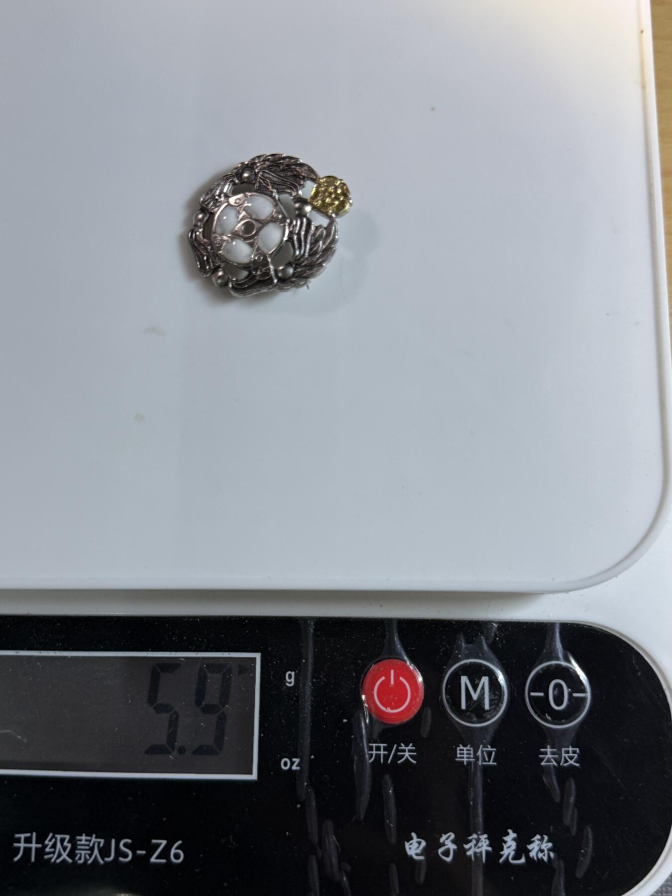 戎马世界章牌大赏第110期 左：芬兰 体育联盟银级功勋奖章 授予15年长期服务且表现出色  6克 右： 芬兰 洛塔斯瓦德（妇女志愿国防组织）10周年服务证章 银制珐琅带号