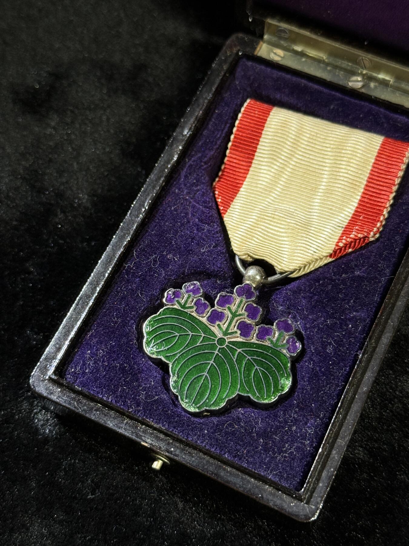 戎马世界章牌大赏第110期 日本勋七等青色桐叶章，银制，珐琅有损