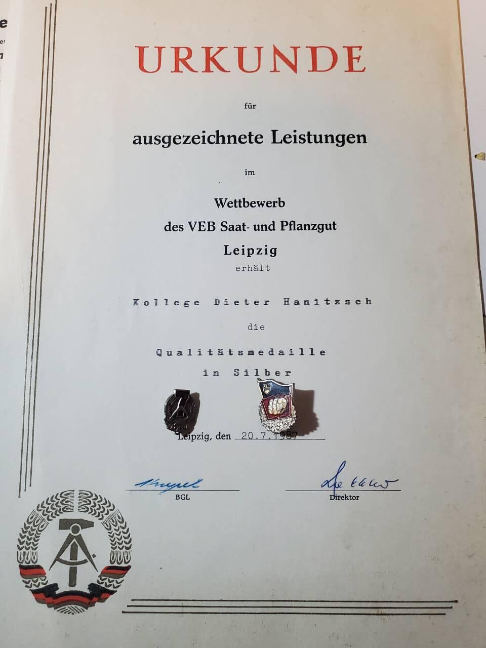 韵星假日拍卖第三十八期 -- Rimey Holidays Auction 38 民主德国套证章一组 -- 莱比锡社会主义建设银级奖章证书 农业社会主义建设感谢信和通知200马克奖金 会议日程文件 + 银级社会主义建设功勋活动家奖章+银级fdj活动家证章 完整一套 