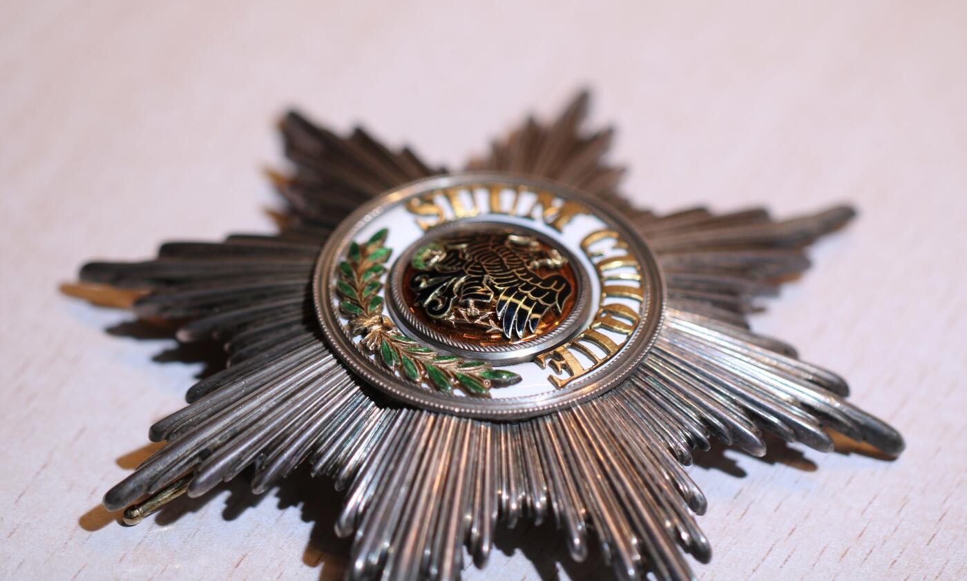 大猫徽章拍卖 第287期 德意志帝国  普鲁士——黑鹰勋章胸星 胸星以银、金及珐琅材质制成。这颗星由柏林的 J. 瓦格纳制作，并在针钩下方显示出制作者标识——“W”。