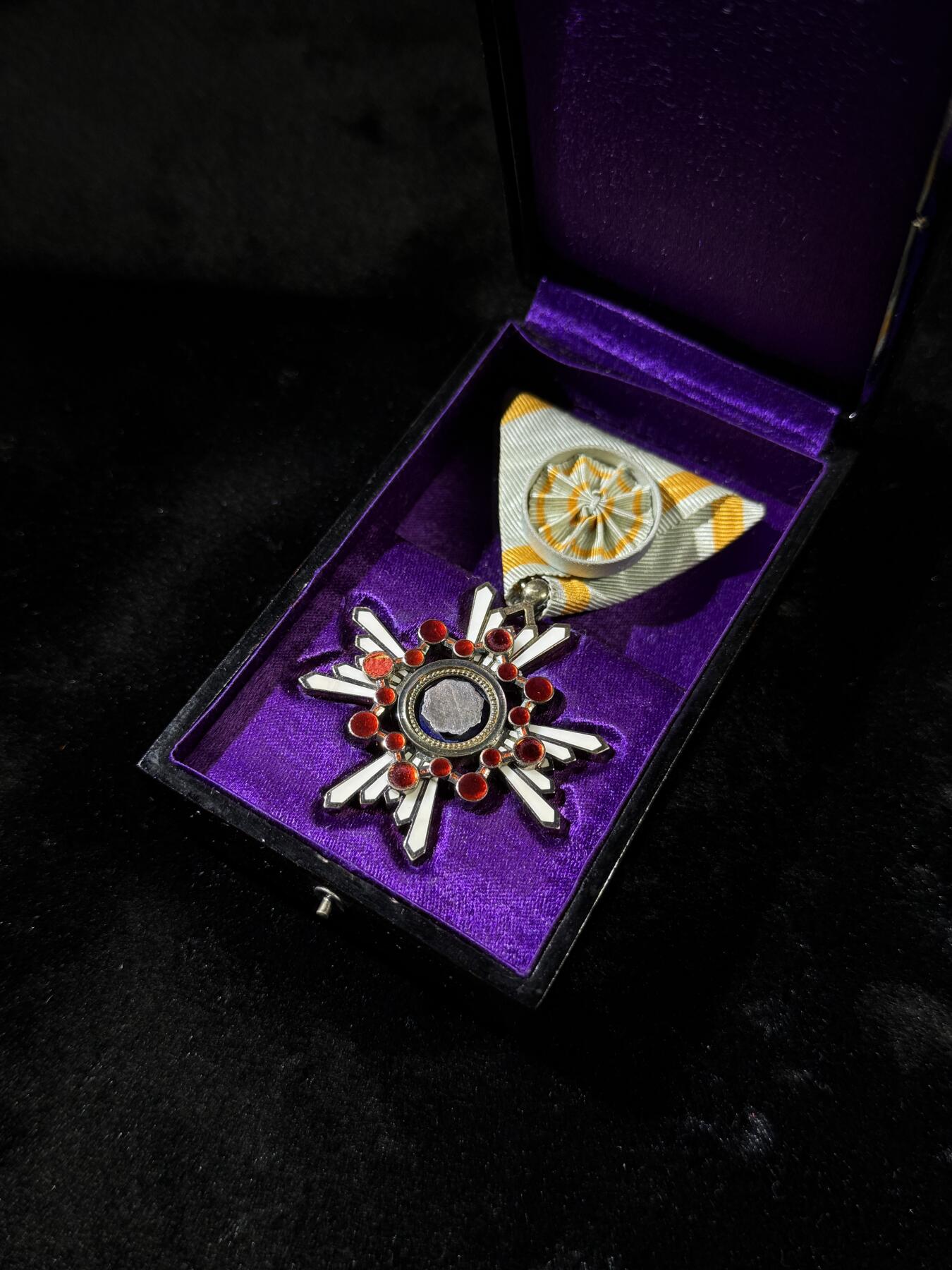 戎马世界章牌大赏第110期 日本勋四等瑞宝章，珐琅有损