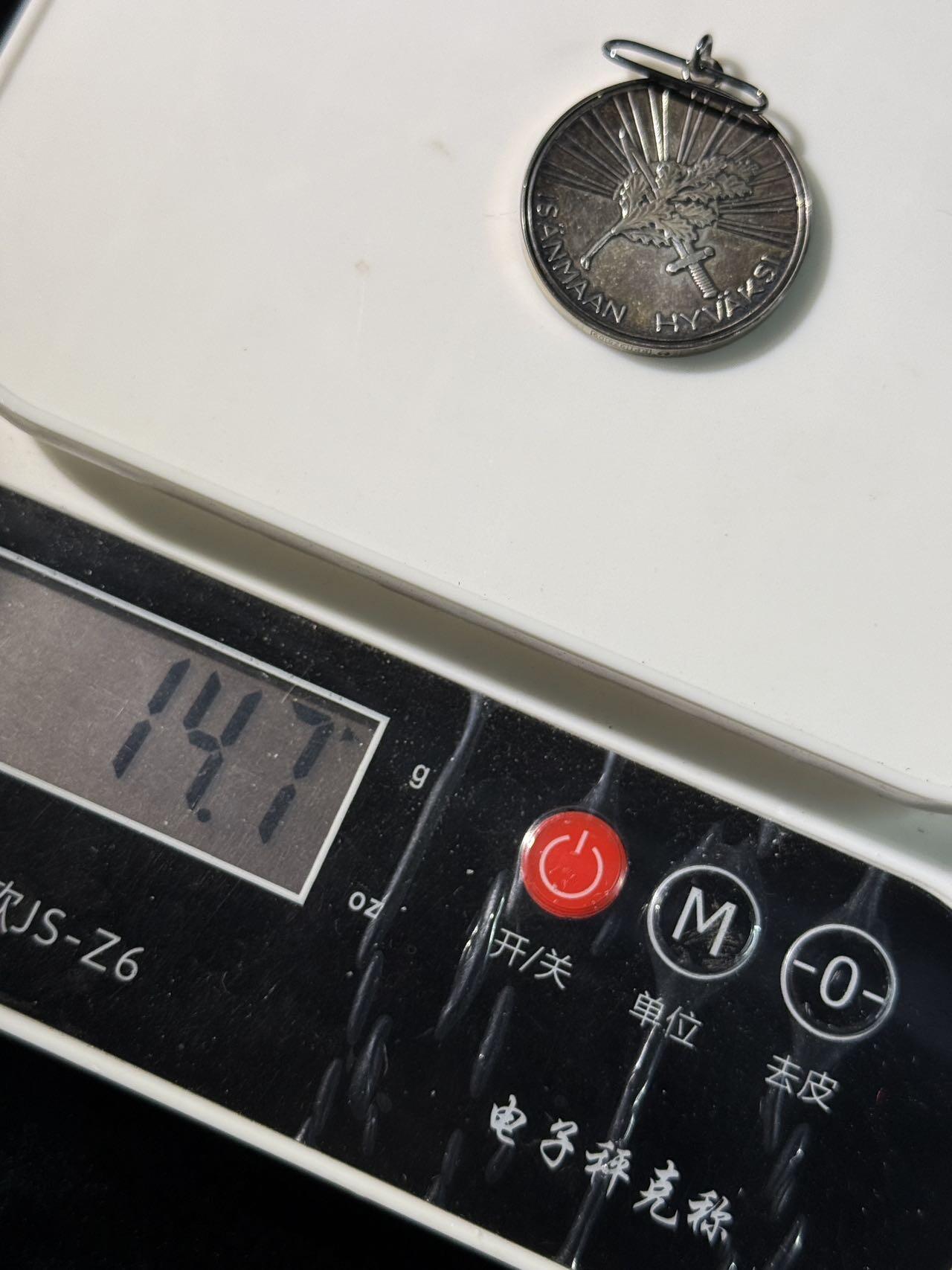 戎马世界章牌大赏第110期 芬兰金十字白玫瑰奖章，银制，带盒，14g左右