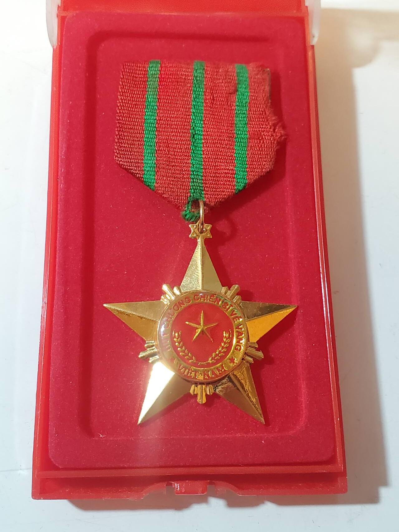 韵星假日拍卖第三十八期 -- Rimey Holidays Auction 38 越南社会主义共和国一级光荣战士奖章 06版本 铜镀金 带原盒 
