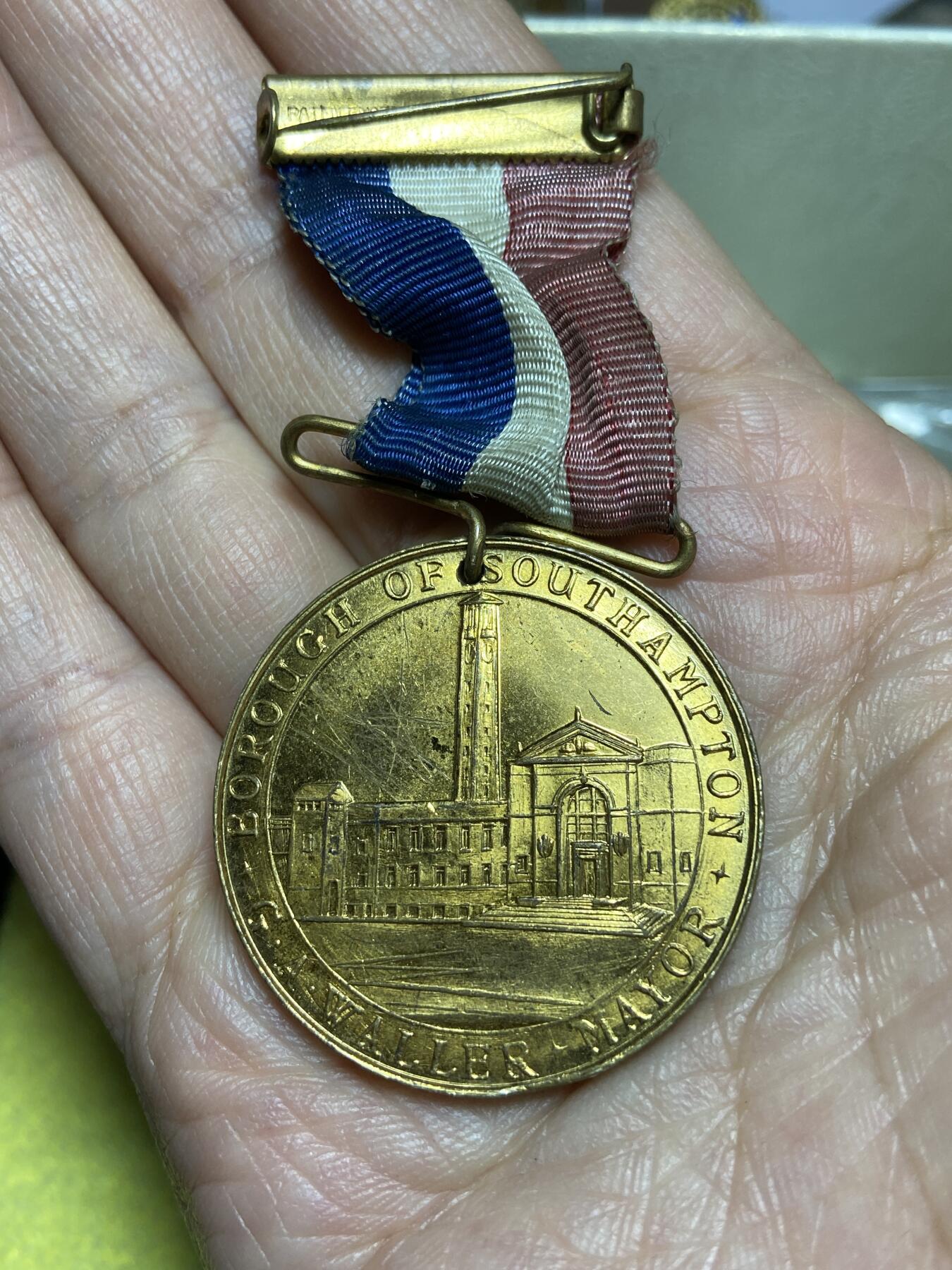 2026年第十五场(总第一百八十四场）外国好品散币场(免佣金) 原光好品–英国🇬🇧1935年纪念章(南安普顿发行，乔治五世和玛丽王后登基25周年银禧纪念章)