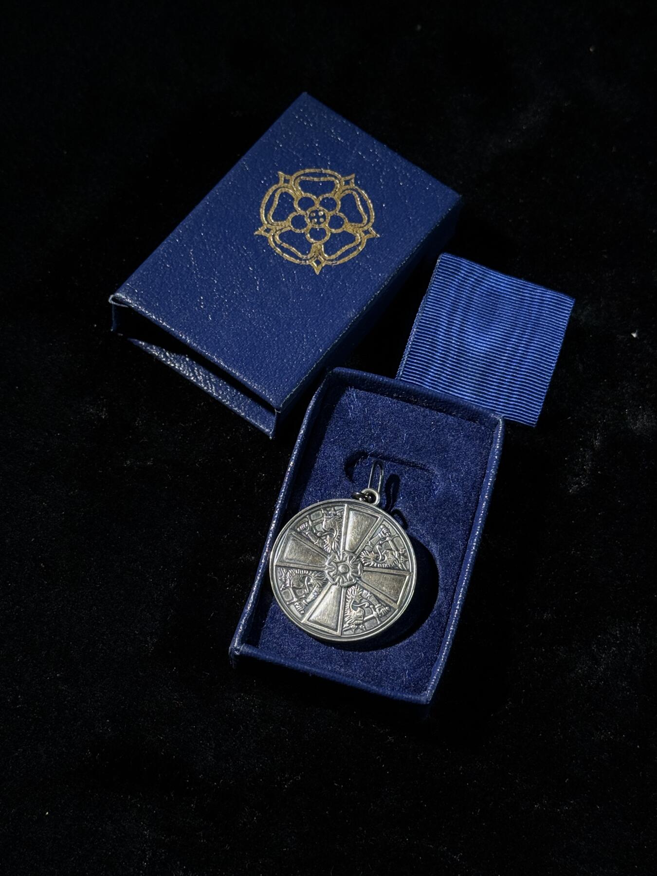 戎马世界章牌大赏第110期 芬兰一级白玫瑰奖章，带盒，银制，少见925银版本