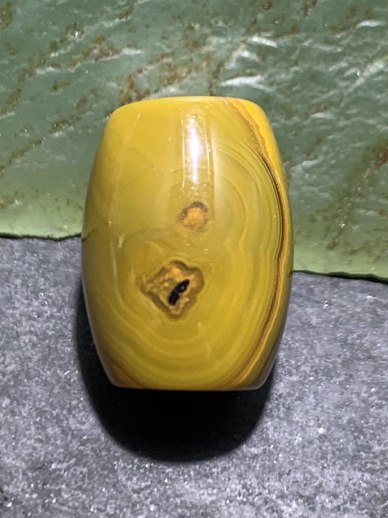 精美鸡油黄拉丝料战国红玛瑙桶珠一颗