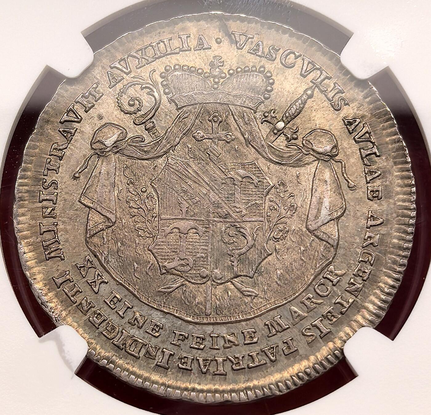 凡希社世界钱币微拍第三百十九期 1796神罗艾希施泰特主教区半泰勒银币NGC-UNCD，实物状态和包浆都相当优秀，没分不太理解。币面为主教约瑟夫·冯·施泰因的侧面胸像，币背铸主教纹章，属于神圣罗马帝国末期宗教领地货币的珍稀品种。