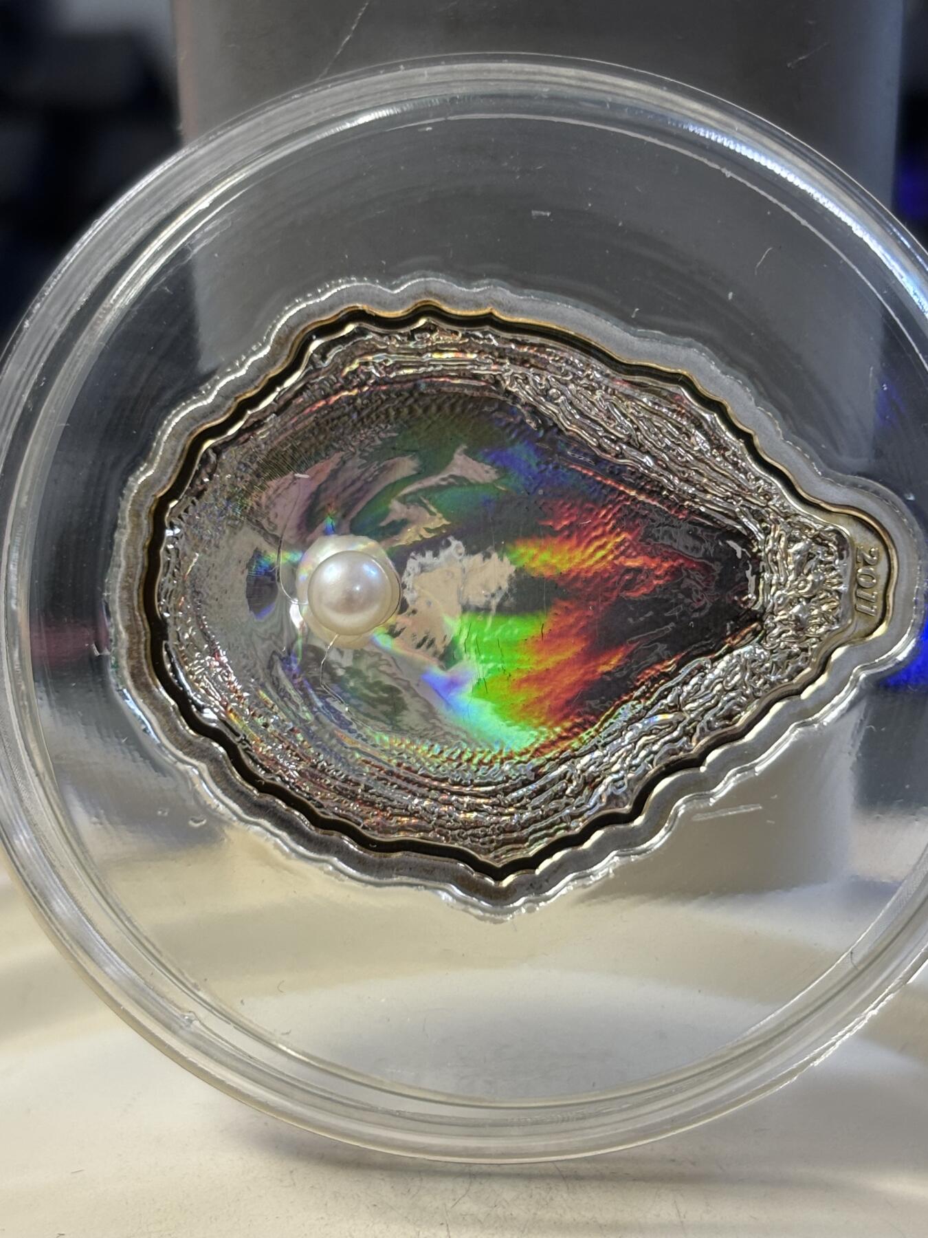 第189期拍卖 获奖帕劳2011年玉蚌含珠镶嵌珍珠异形纪念银币，25克，925银，发行2500枚