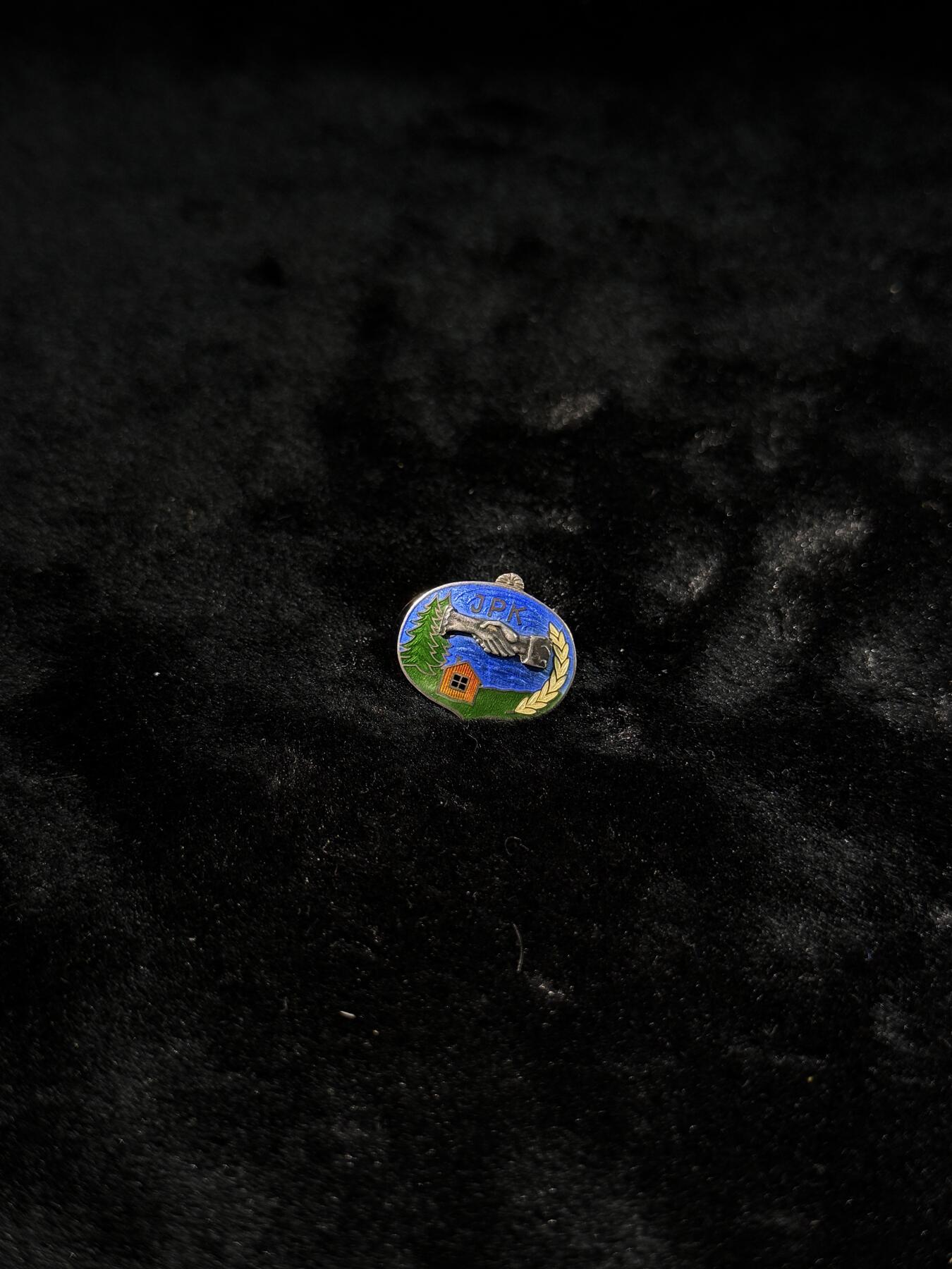 戎马世界章牌大赏第110期 芬兰 林业合作社贡献奖章 1949制造 双层铆接 非常精致 不含轮重3.6克