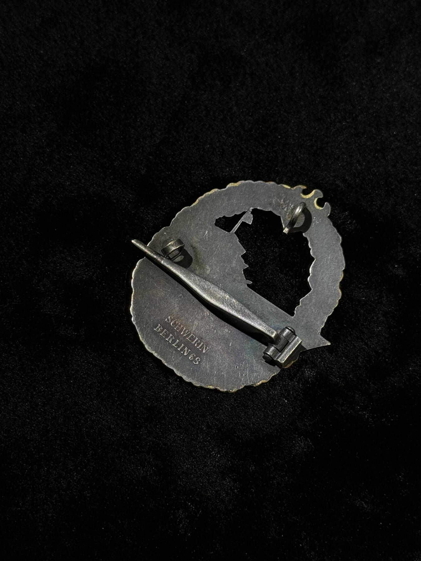 戎马世界章牌大赏第110期 铭记历史！珍爱和平！德国二战驱逐舰证章  铜制 海军大厂 什末林造