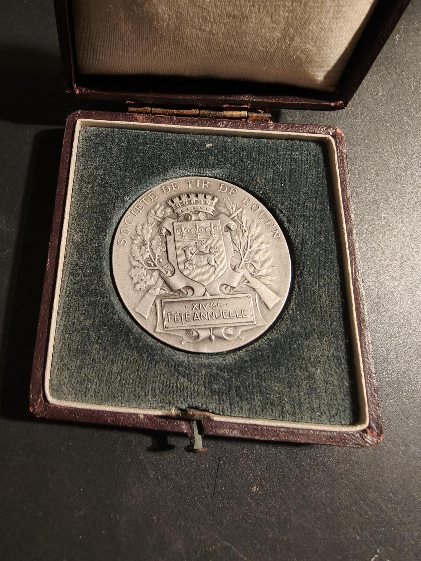老王徽章第179期 法国1914年鲁昂国际射击竞赛大银章    原盒    950银     直径40mm    重量32.8g