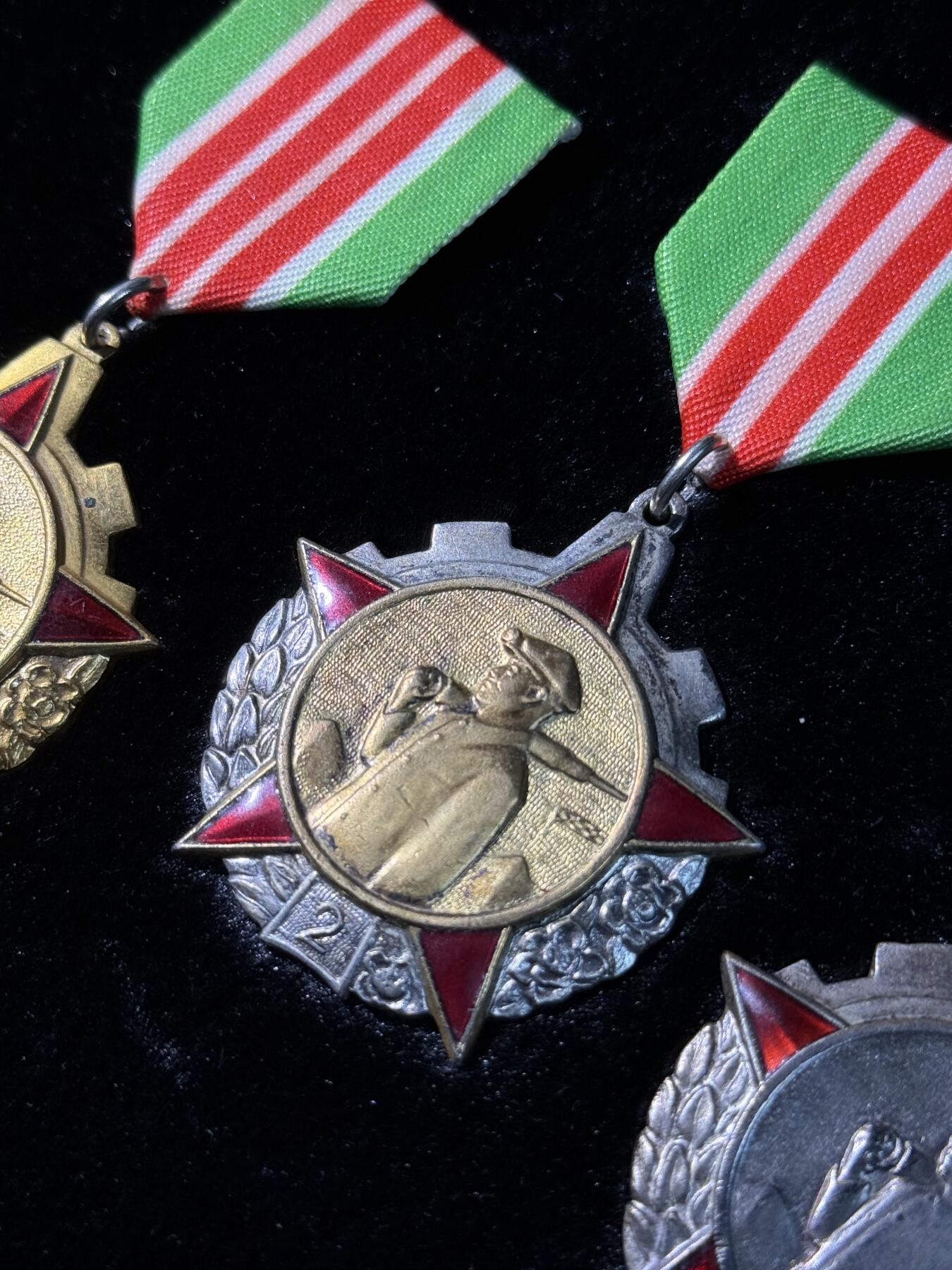 戎马世界章牌大赏第110期 朝鲜一二三级煤炭服务勋章，挂布后配，三级一角珐琅有补