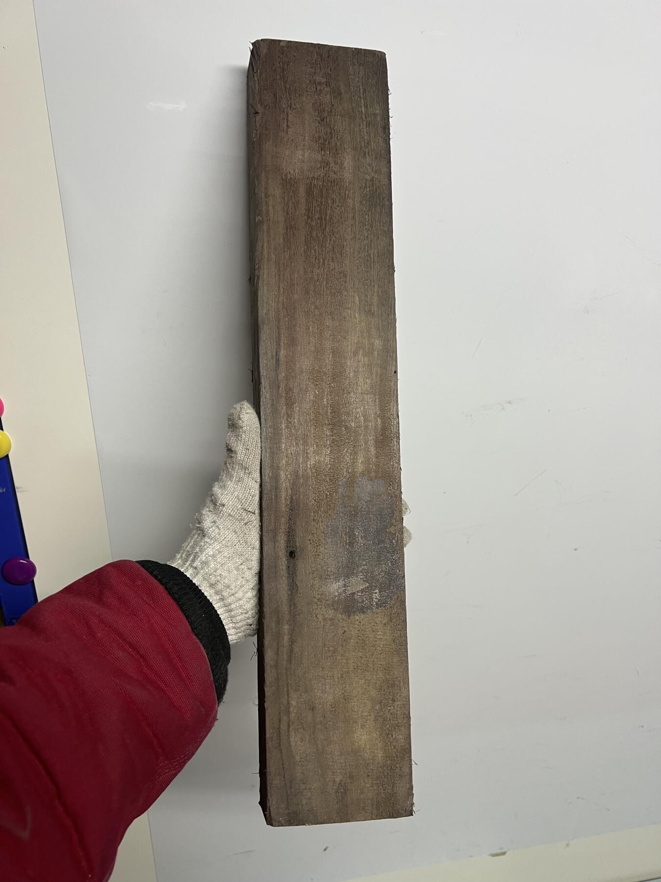 零元拍：NO.88-2 乌木金丝楠 可做镇尺 干泡台 切牌子，无需打磨就已经金光闪闪。满金丝药香，尺寸约：50.5/9.2/3.5厚CM。1.6公斤