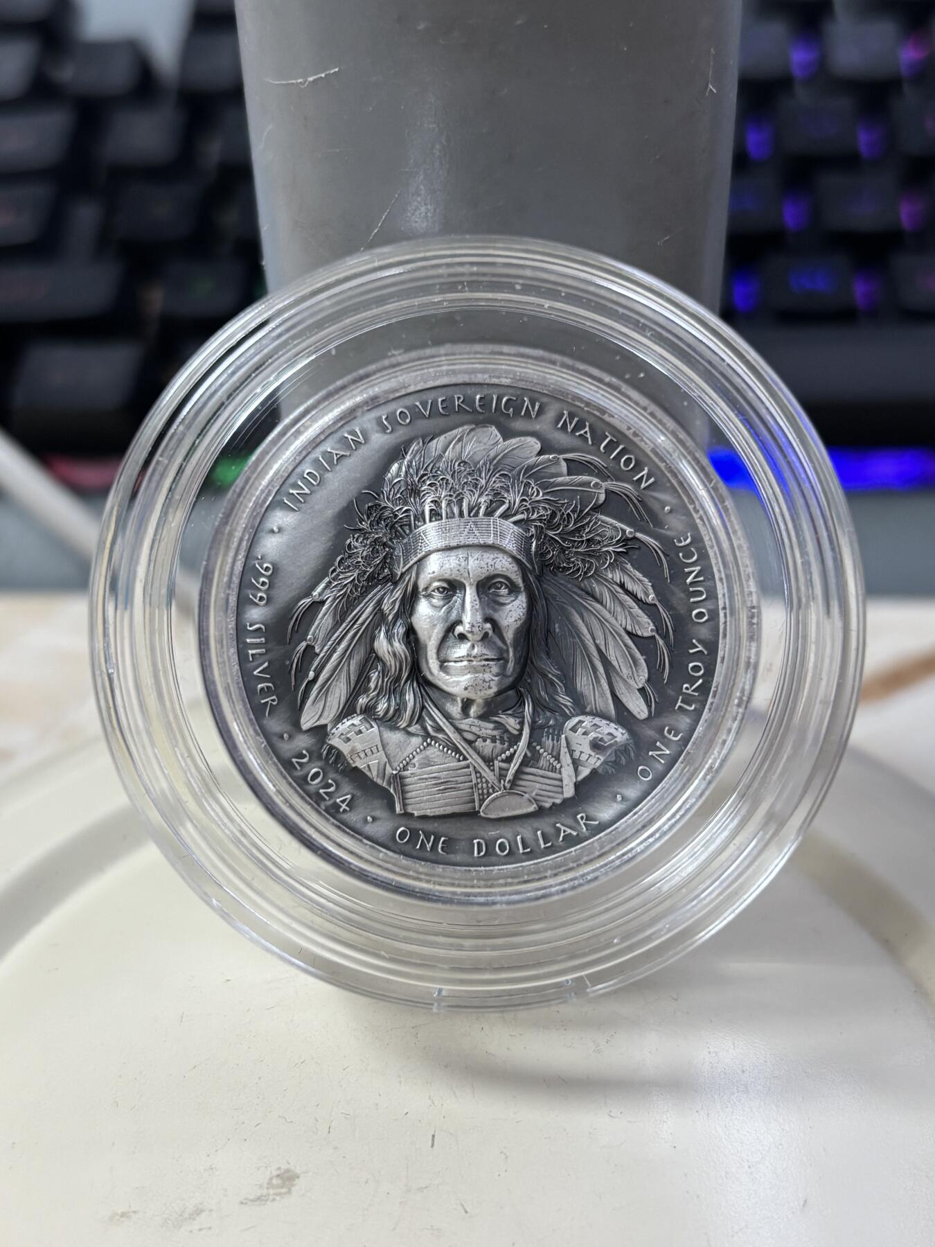 第189期拍卖 美国2024年印第安红云酋长双面高浮雕仿古版银币，1盎司，发行5000枚，有氧化