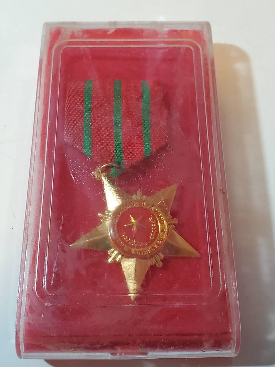 韵星假日拍卖第三十八期 -- Rimey Holidays Auction 38 越南社会主义共和国一级光荣战士奖章 06版本 铜镀金 带原盒 