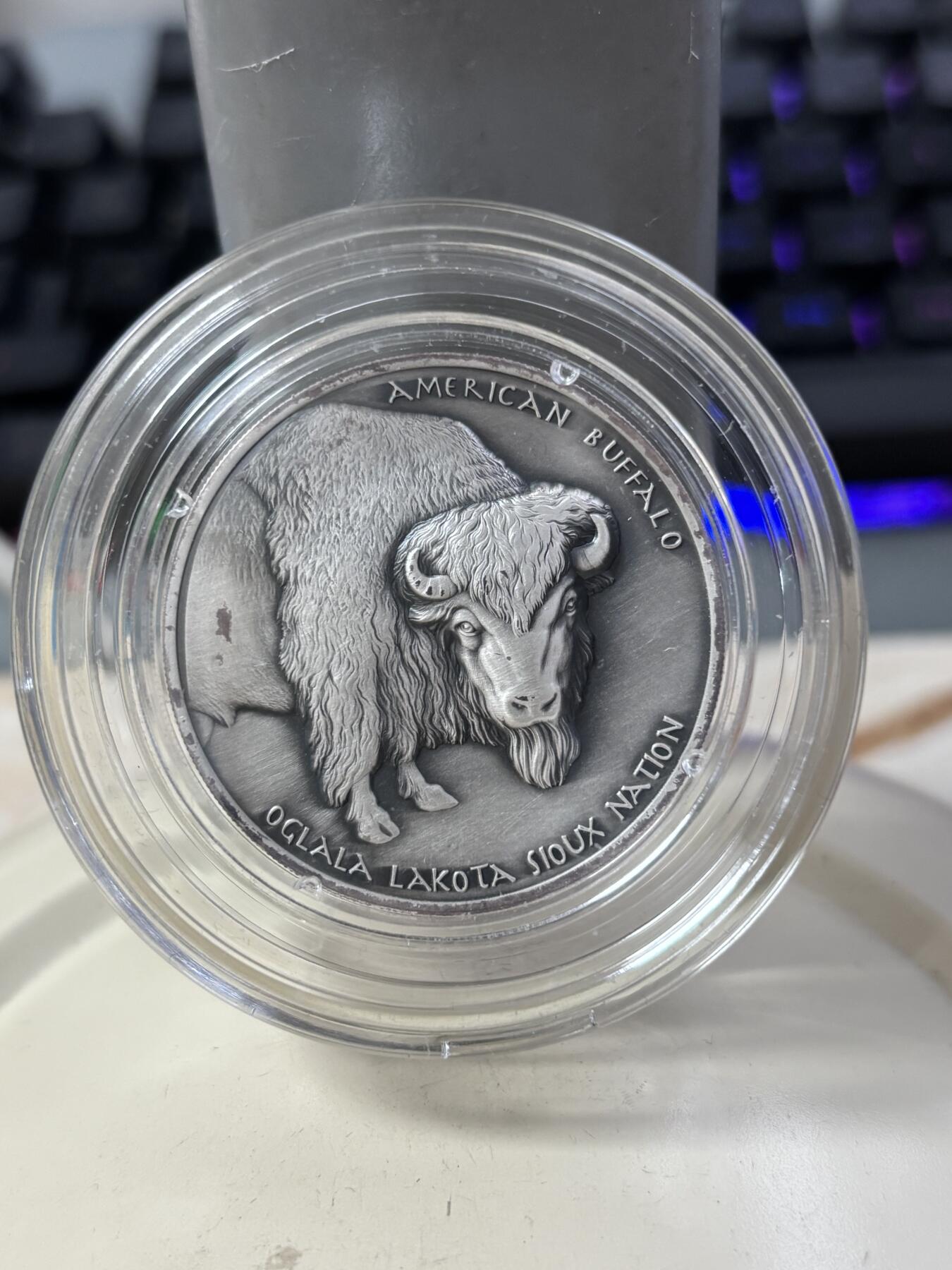 第189期拍卖 美国2024年印第安红云酋长双面高浮雕仿古版银币，1盎司，发行5000枚，有氧化