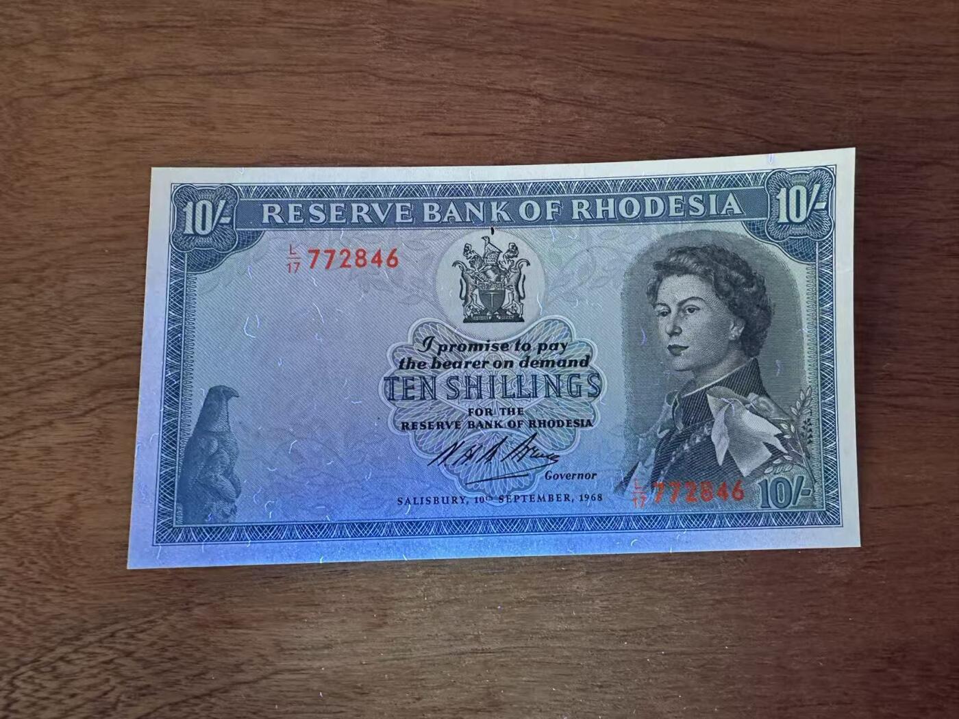 徐霞客拍卖首拍 罗得西亚	P-27b 1968年10先令 L/17 772846	au	纸币中间缺一个小点肉 	罗得西亚镑体系下的最后一批纸币之一，1970年罗得西亚就将货币改为元，因此该版纸币见证了旧殖民货币体系的终结。伊丽莎白二世女王肖像，延续了英属殖民地纸币的传统，同时也是罗得西亚在法律上仍宣称效忠英国王室的象征。