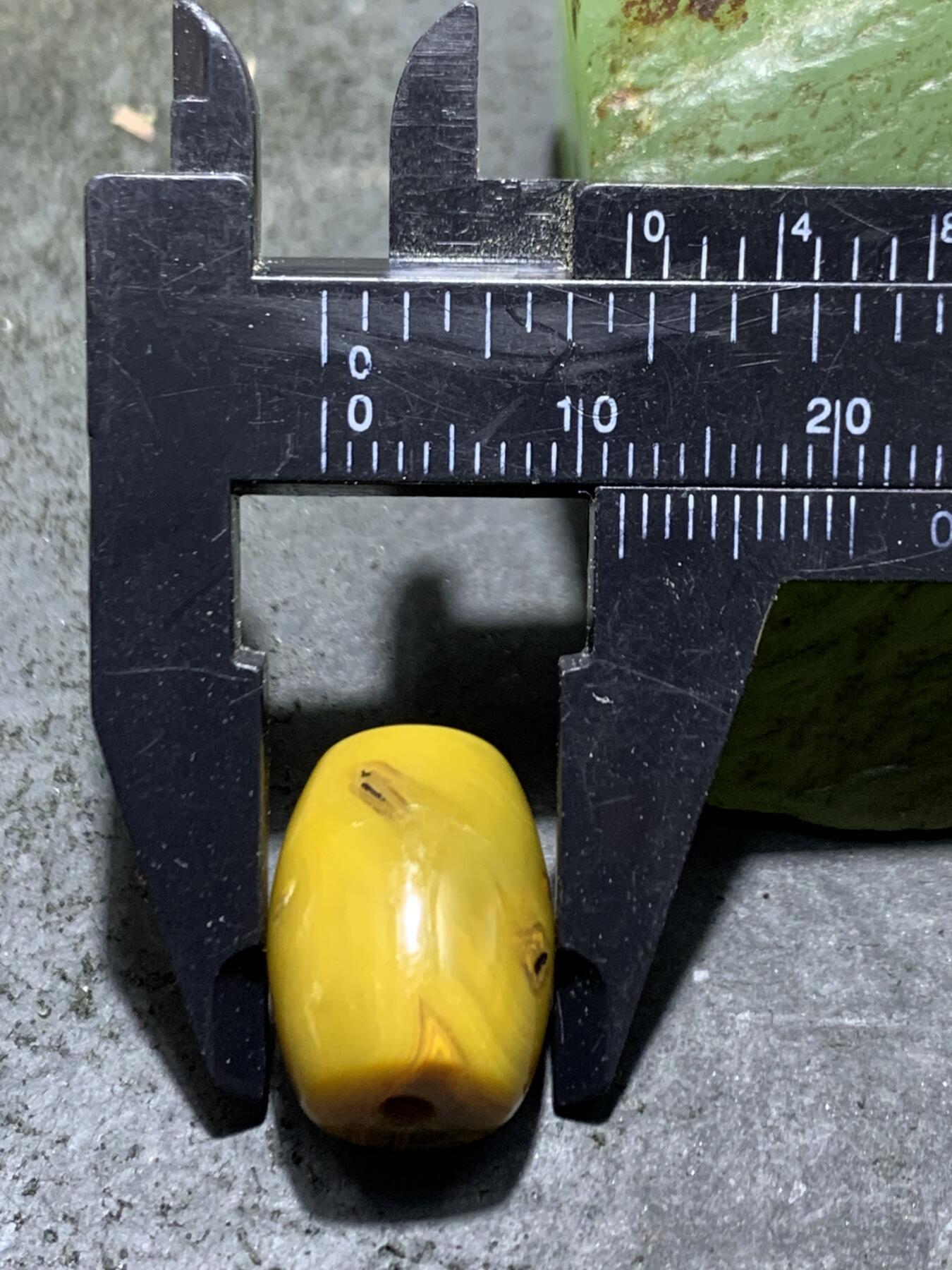 精美鸡油黄拉丝料战国红玛瑙桶珠一颗