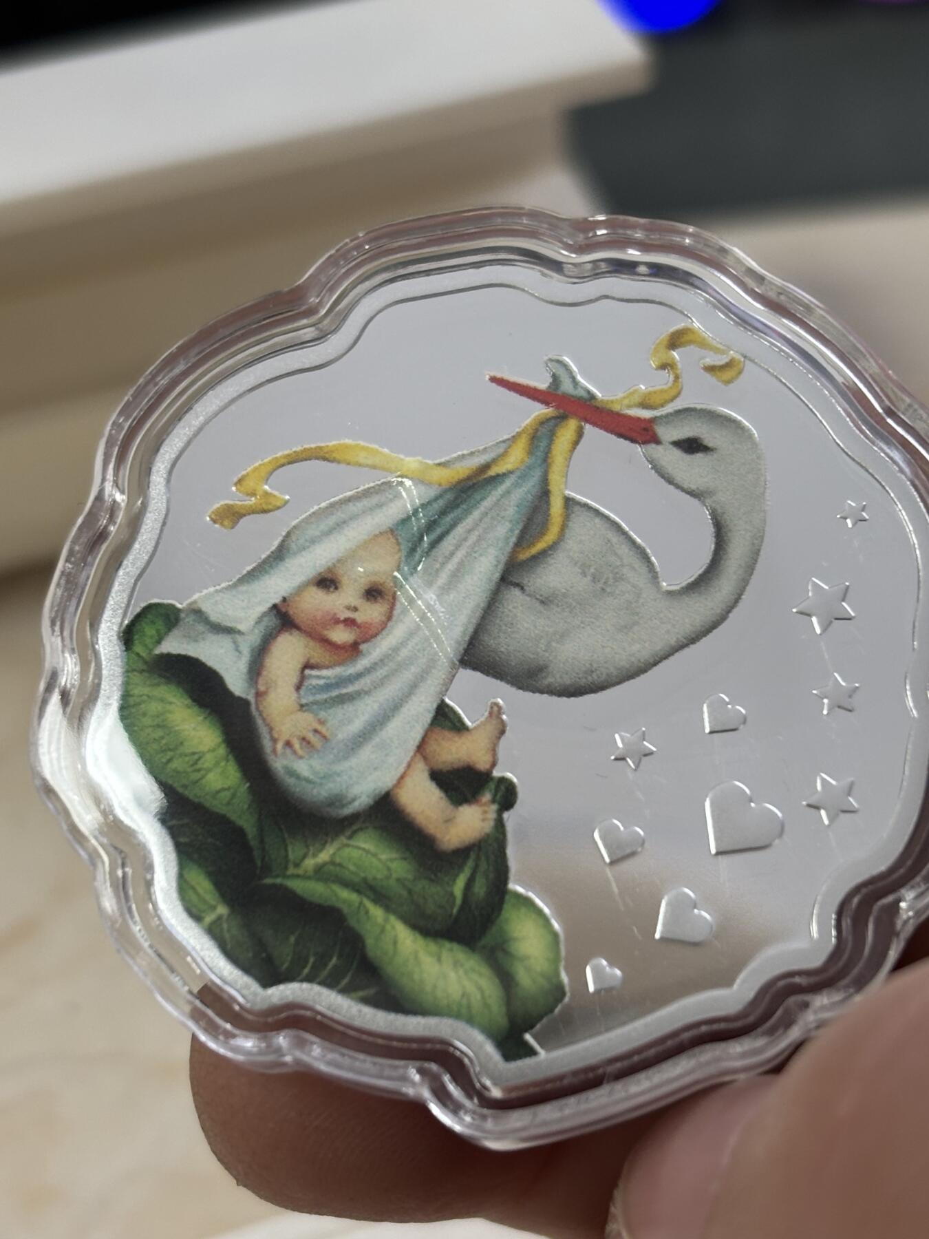 第189期拍卖 喀麦隆2020年送子鸟新生婴儿多边形彩色纪念银币，999银，16.81克，发行999枚，有起泡