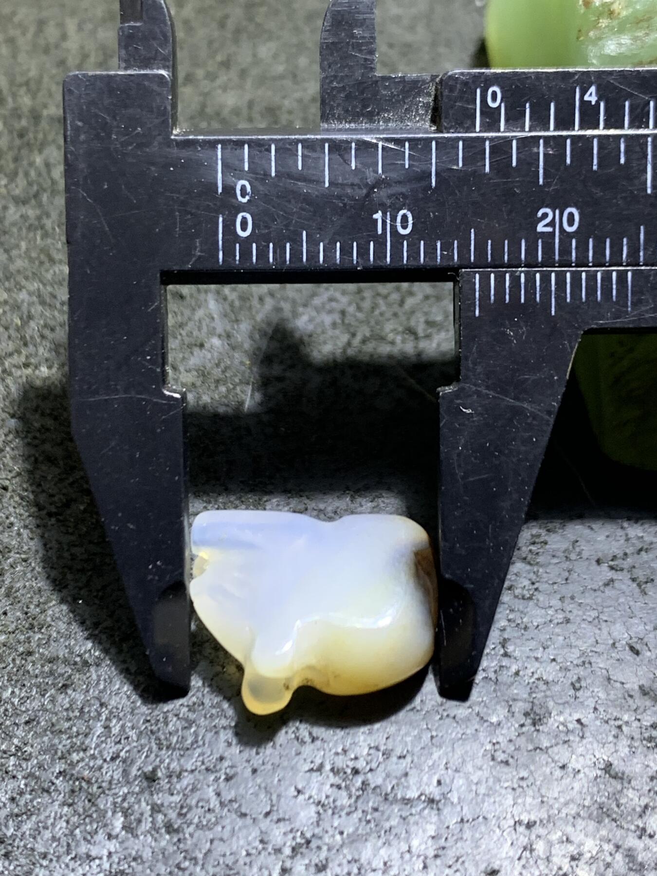 精美海洋玉髓手工雕刻灵鼠吊坠一颗