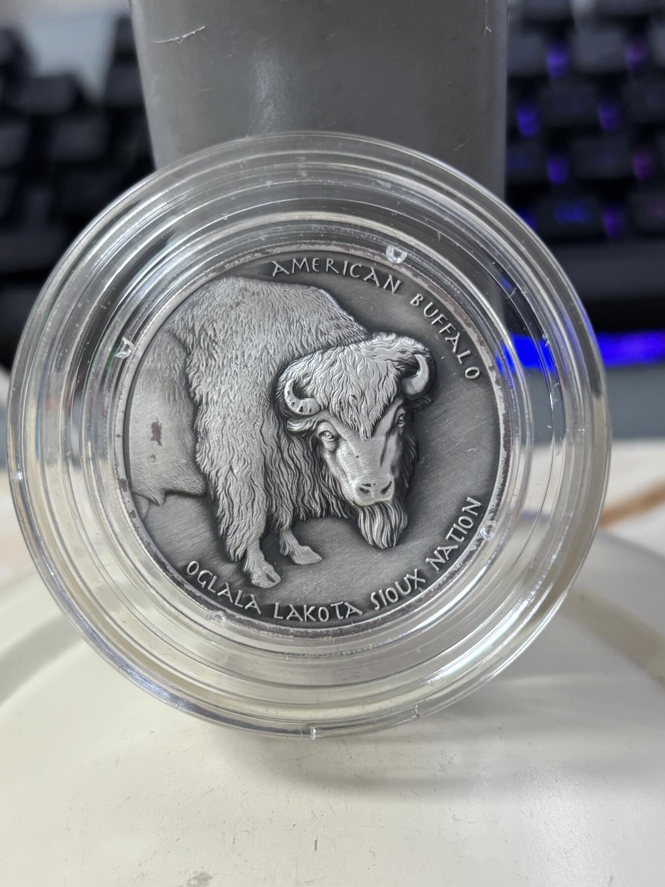 第189期拍卖 美国2024年印第安红云酋长双面高浮雕仿古版银币，1盎司，发行5000枚，有氧化