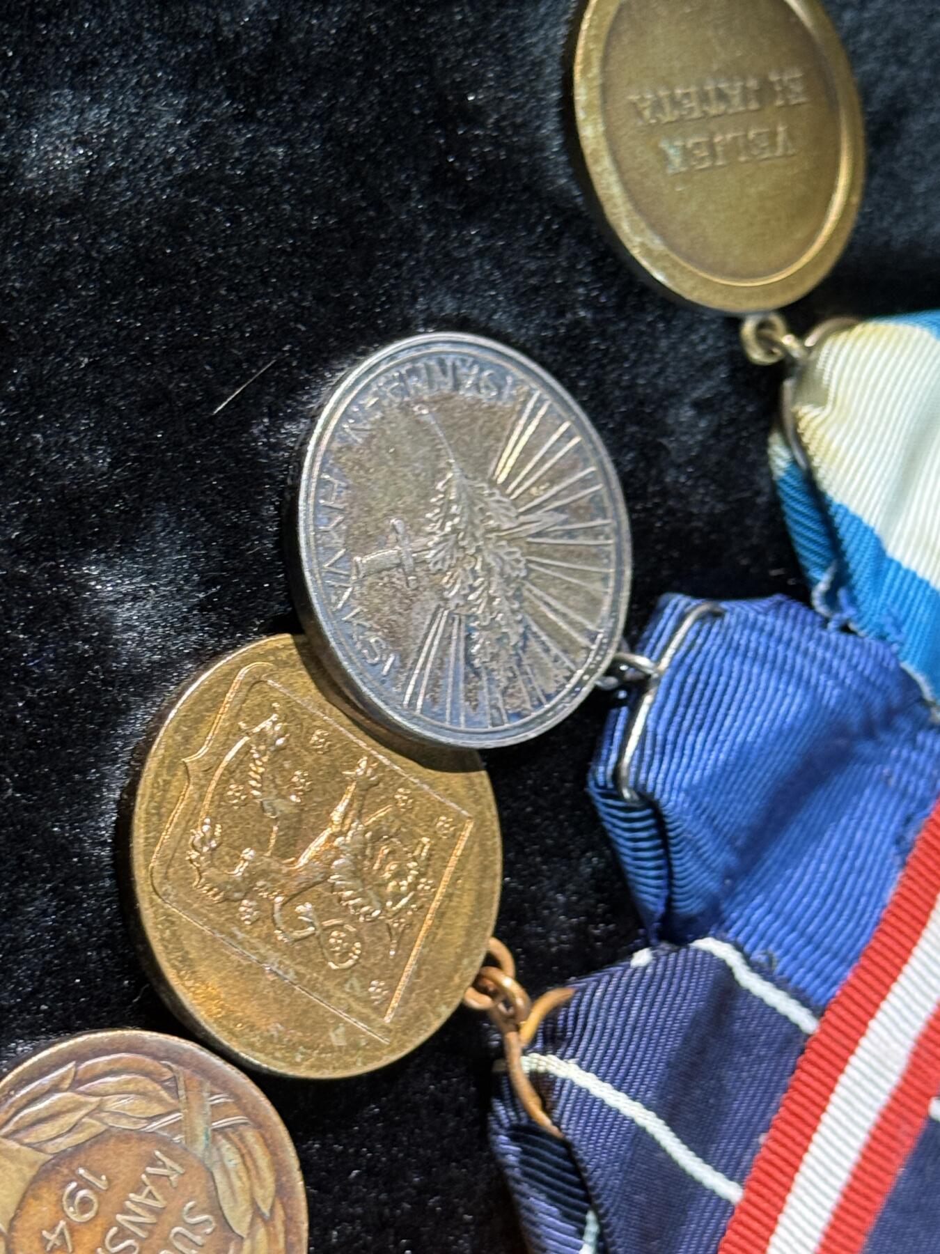 戎马世界章牌大赏第110期 芬兰 继续战争联排 二级继续战争自由奖章 继续战争纪念奖章 一级带金十字白玫瑰奖章(银制） 老兵奖章带25周年勋条