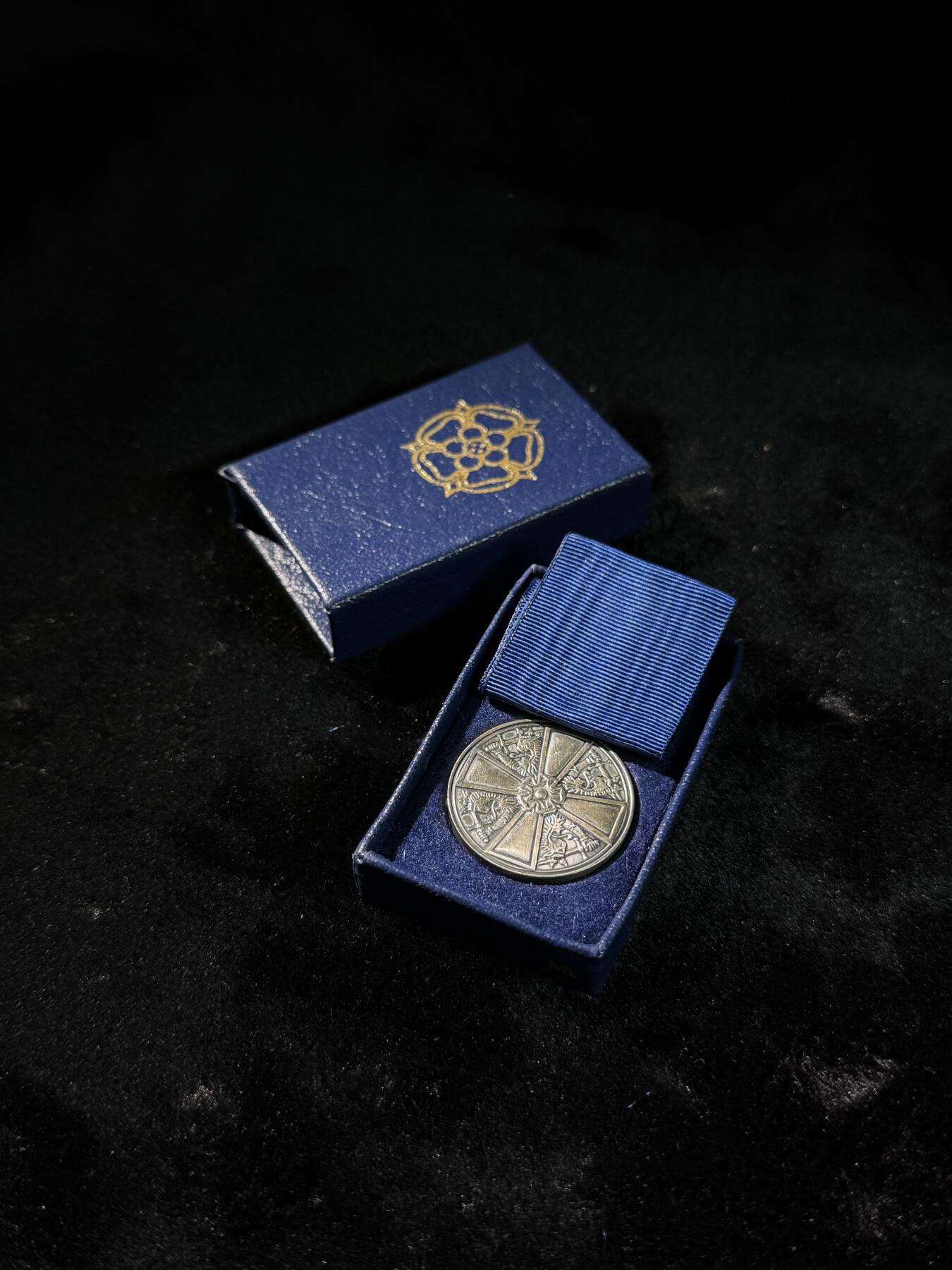 戎马世界章牌大赏第110期 芬兰一级白玫瑰奖章，带盒，银制，少见925银版本