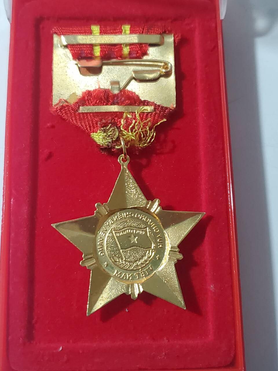 韵星假日拍卖第三十八期 -- Rimey Holidays Auction 38 越南社会主义共和国二级光荣战士奖章 06版本 铜镀金 带原盒