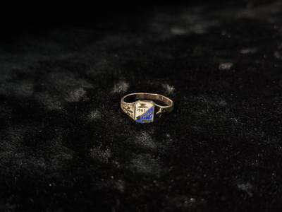 戎马世界章牌大赏第110期 - 芬兰学校毕业戒指，银制，珐琅有磕碰