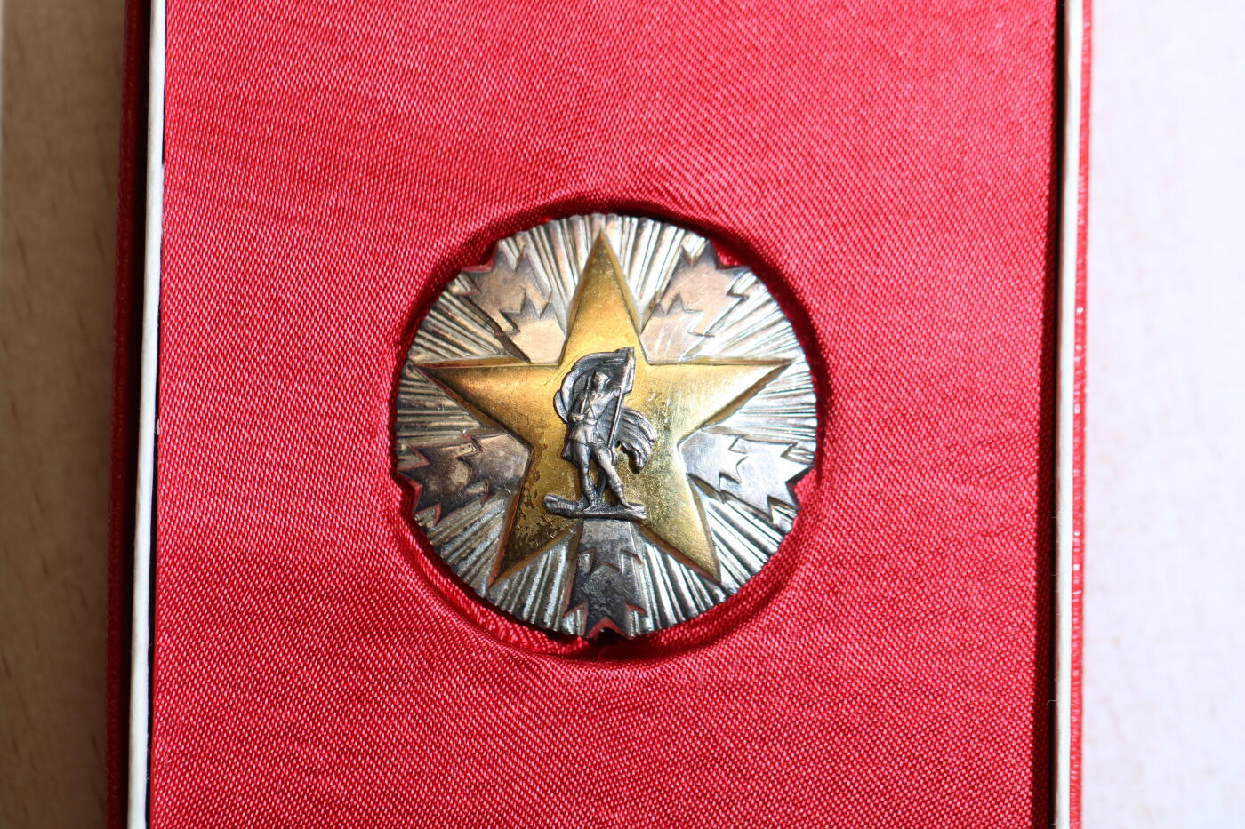 大猫徽章拍卖 第287期 南斯拉夫3级人民功勋勋章，纯银，带原盒，证书，海军。