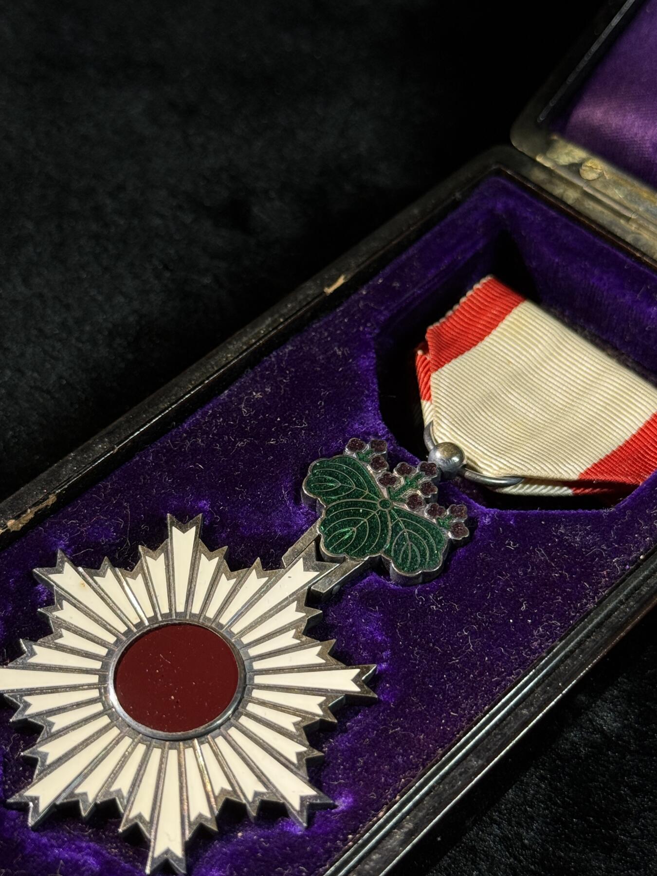 戎马世界章牌大赏第110期 日本勋六等旭日章，银制，盒子盒扣缺失，上挂缺少挂钩