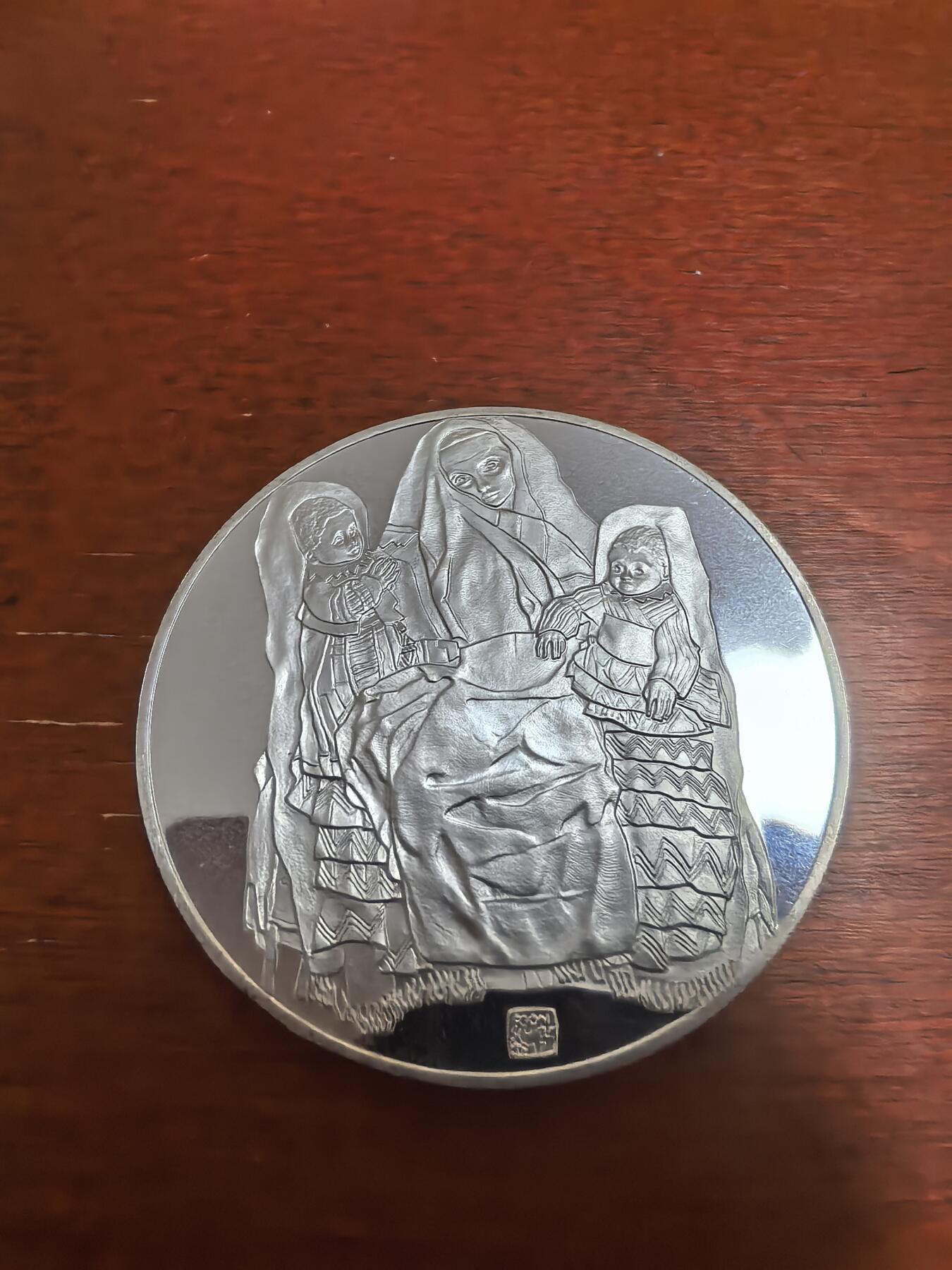 长老汇蛇年精选第九十五场拍卖 1990奥地利表现主义画家埃贡·席勒《母亲和两个孩子》500先令精制银币，24克925银