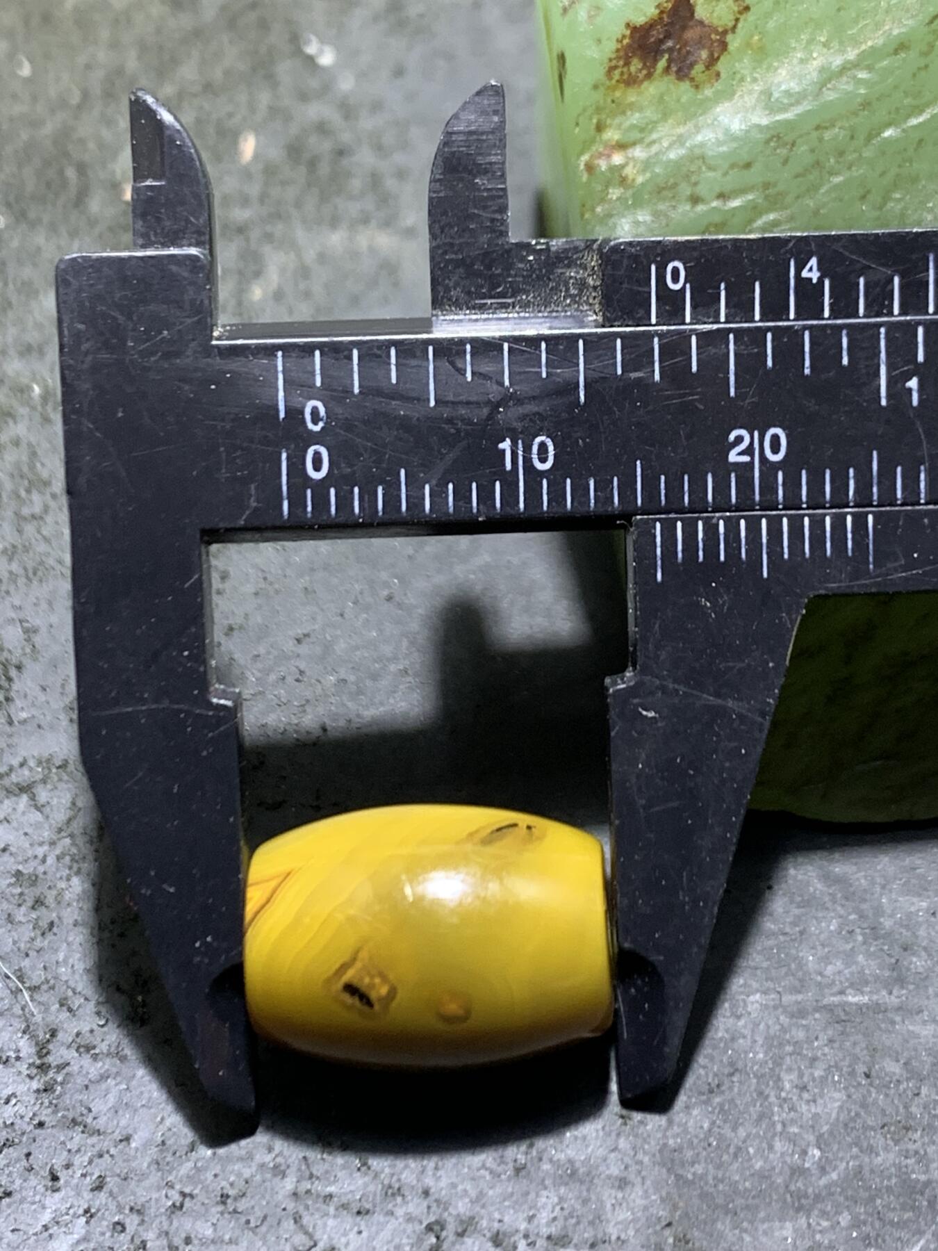 精美鸡油黄拉丝料战国红玛瑙桶珠一颗