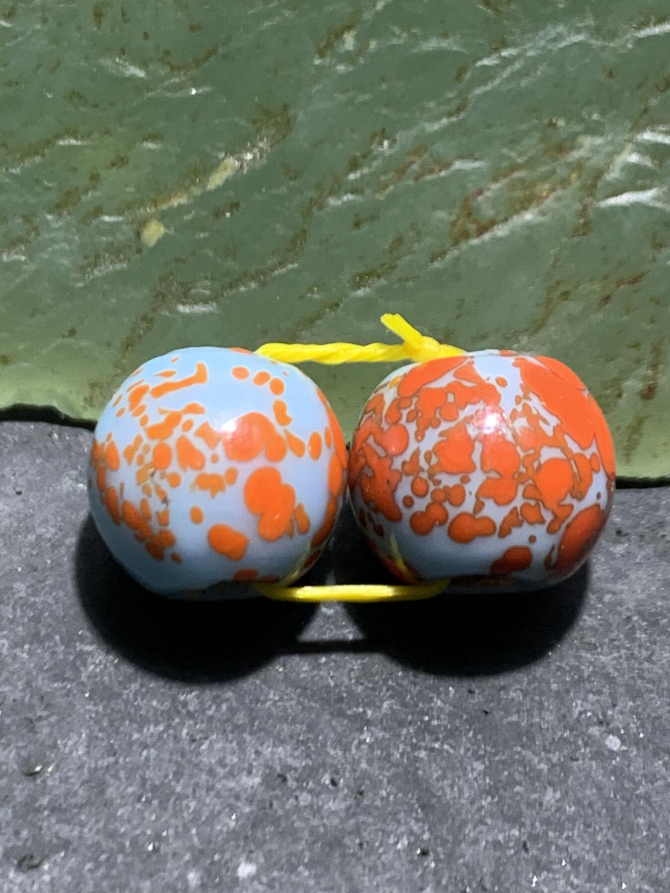 建国前后库存天蓝色蘸花工艺琉璃苹果珠一对，